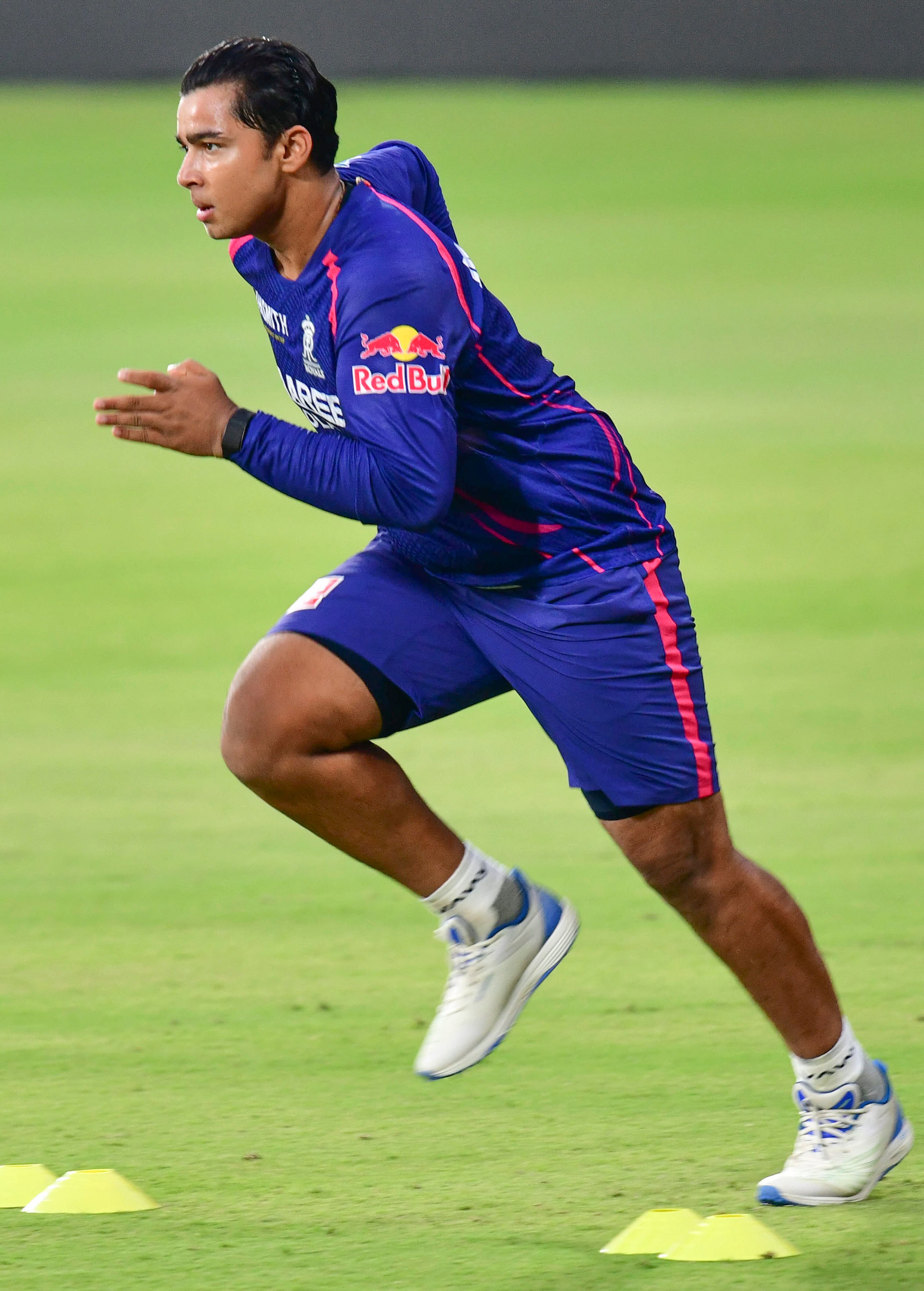 রাজস্থানের ইনিংসের শুরুটা হয়েছিল বিস্ফোরক। জয়সওয়াল ও সূর্যবংশী মাত্র ৩.২ ওভারের পাওয়ারপ্লেতে কোনো উইকেট না হারিয়ে ৫৯ রান যোগ করেন। এই সংক্ষিপ্ত ফরম্যাটের ম্যাচে এই জুটিটিই নির্ণায়ক প্রমাণিত হয়।