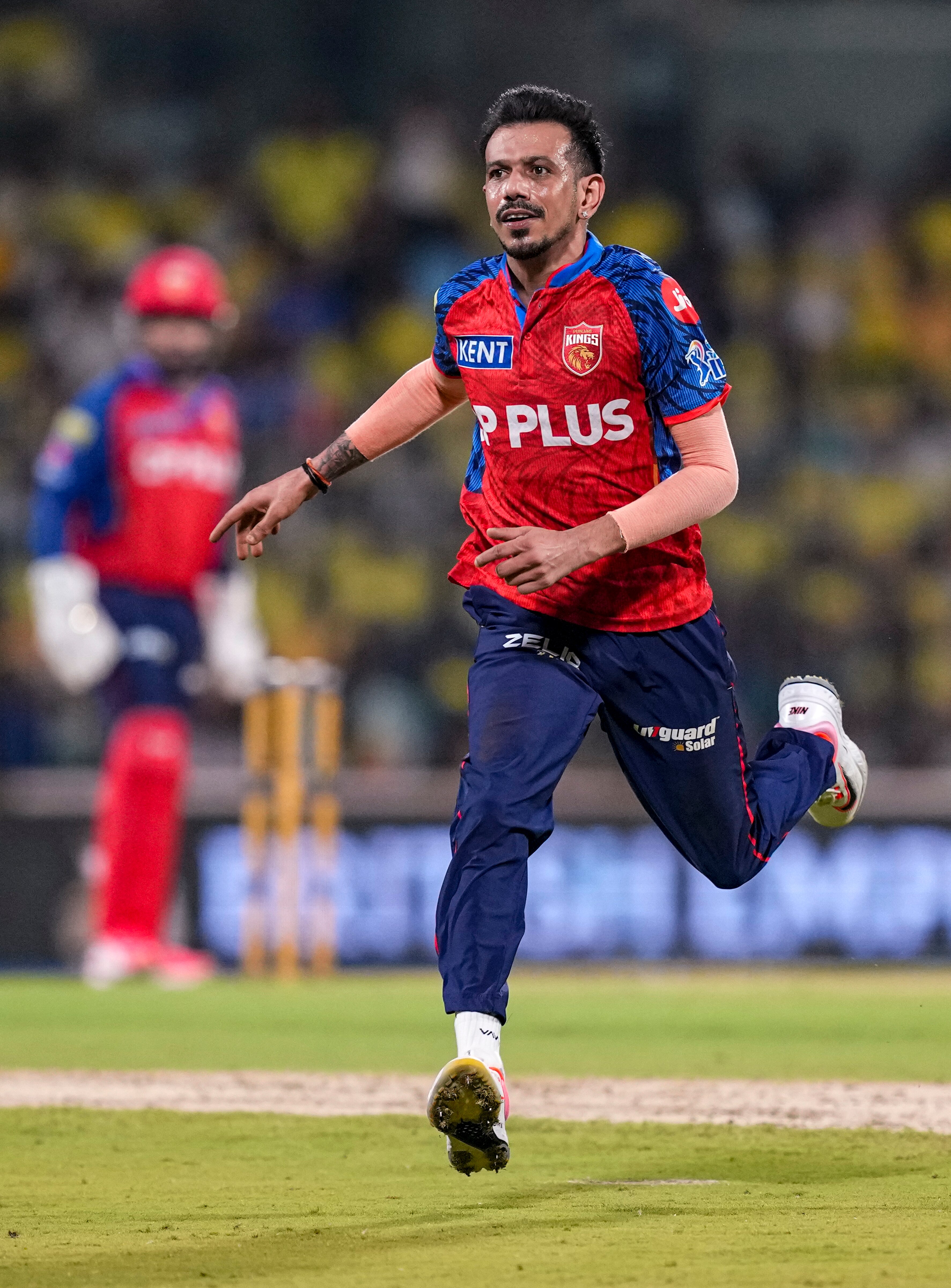 তানিয়া জানান, যুজবেন্দ্র চাহাল তাঁর ইনস্টাগ্রাম প্রোফাইল দেখে তাঁকে মেসেজ করেছিলেন এবং লিখেছিলেন যে তিনি ‘কিউট’। পাপারাজ্জিরা যখন তাঁকে মেসেজ দেখাতে বলেন, তখন তিনি হাসিমুখে ক্যামেরার সামনে নিজের ফোনের স্ক্রিন দেখান। তানিয়া জানান, যুজবেন্দ্র চাহাল তাঁর ইনস্টাগ্রাম প্রোফাইল দেখে তাঁকে মেসেজ করেছিলেন এবং লিখেছিলেন যে তিনি ‘কিউট’। পাপারাজ্জিরা যখন তাঁকে মেসেজ দেখাতে বলেন, তখন তিনি হাসিমুখে ক্যামেরার সামনে নিজের ফোনের স্ক্রিন দেখান।