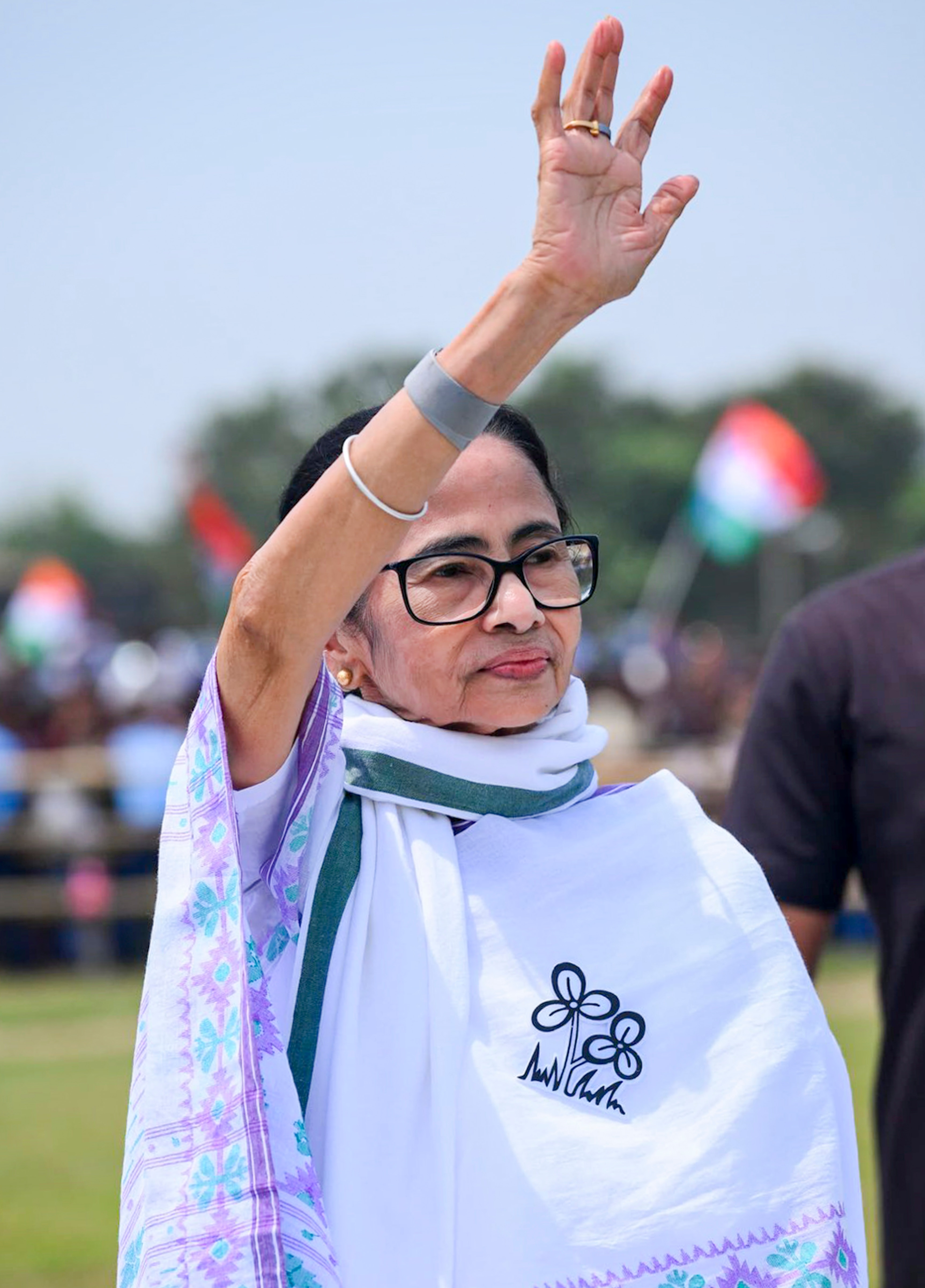 ভোটের বিরাট চাপ। ছুটে বেড়াতে হচ্ছে রাজ্যের উত্তর থেকে দক্ষিণ। ১৫ বছর ধরে তিনিই বাংলার মুখ্যমন্ত্রী। ৭৩ বছর বয়সেও তিনি সবচেয়ে ফিট নেতা নেত্রীদের মধ্যে অন্যতম। এখনও যে গতিতে মিছিলে হাটেন তিনি তার সঙ্গে পাল্লা দেওয়া প্রায় অসম্ভব হয়ে ওঠে হাঁটুর বয়সী নেতা নেত্