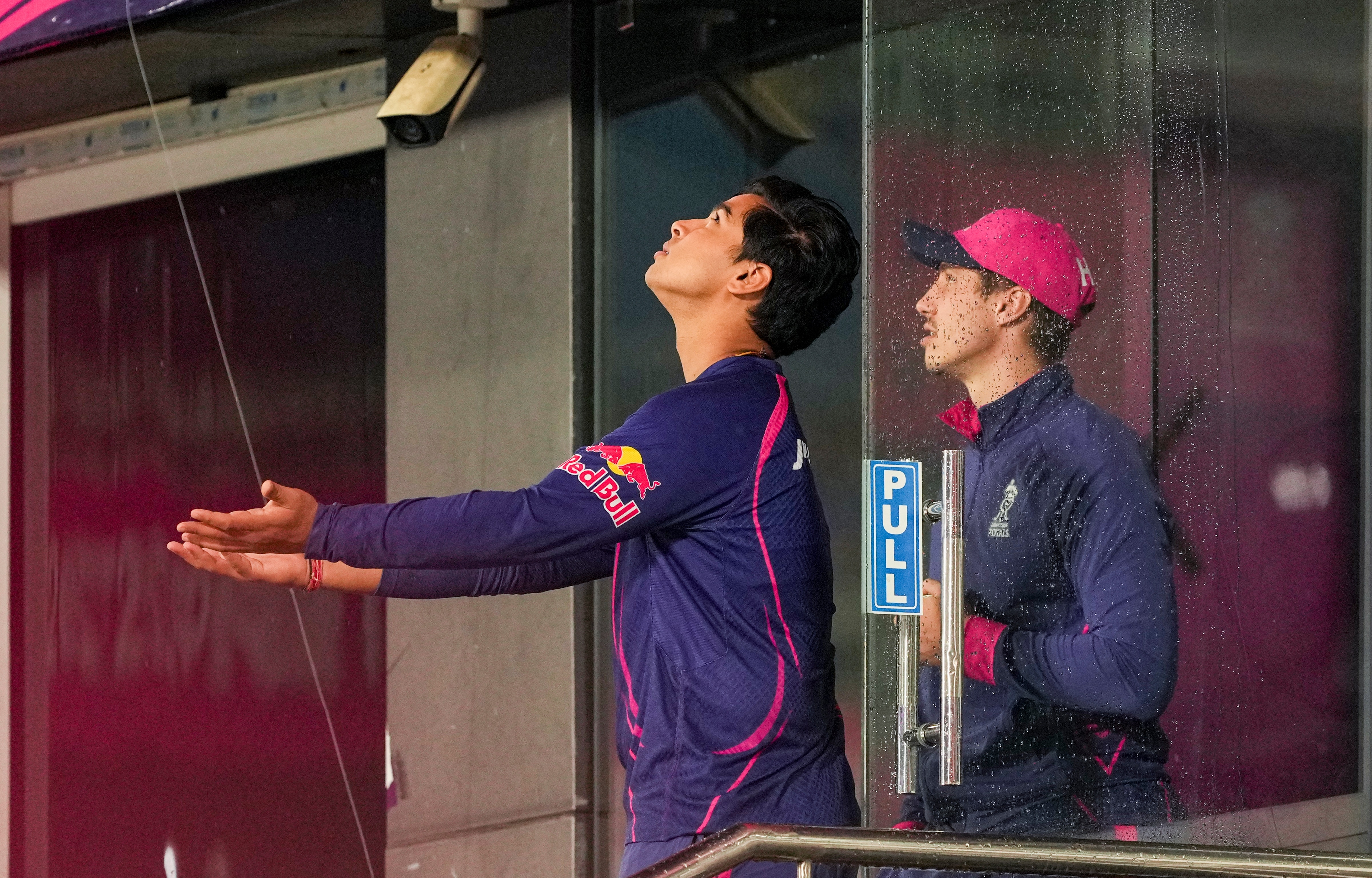 টাইমিং ও ফাঁকা জায়গা খুঁজে নেওয়ার দক্ষতা তাঁকে অন্য সবার থেকে আলাদা করেছে। সেখানে সূর্যবংশীও প্রতিটি লুজ বল বাউন্ডারির বাইরে পাঠাতে দ্বিধা করেননি। তাদের ব্যাটিংয়ে অবশ্যই ঝুঁকি ছিল, কিন্তু আত্মবিশ্বাস ছিল তার চেয়েও বেশি।