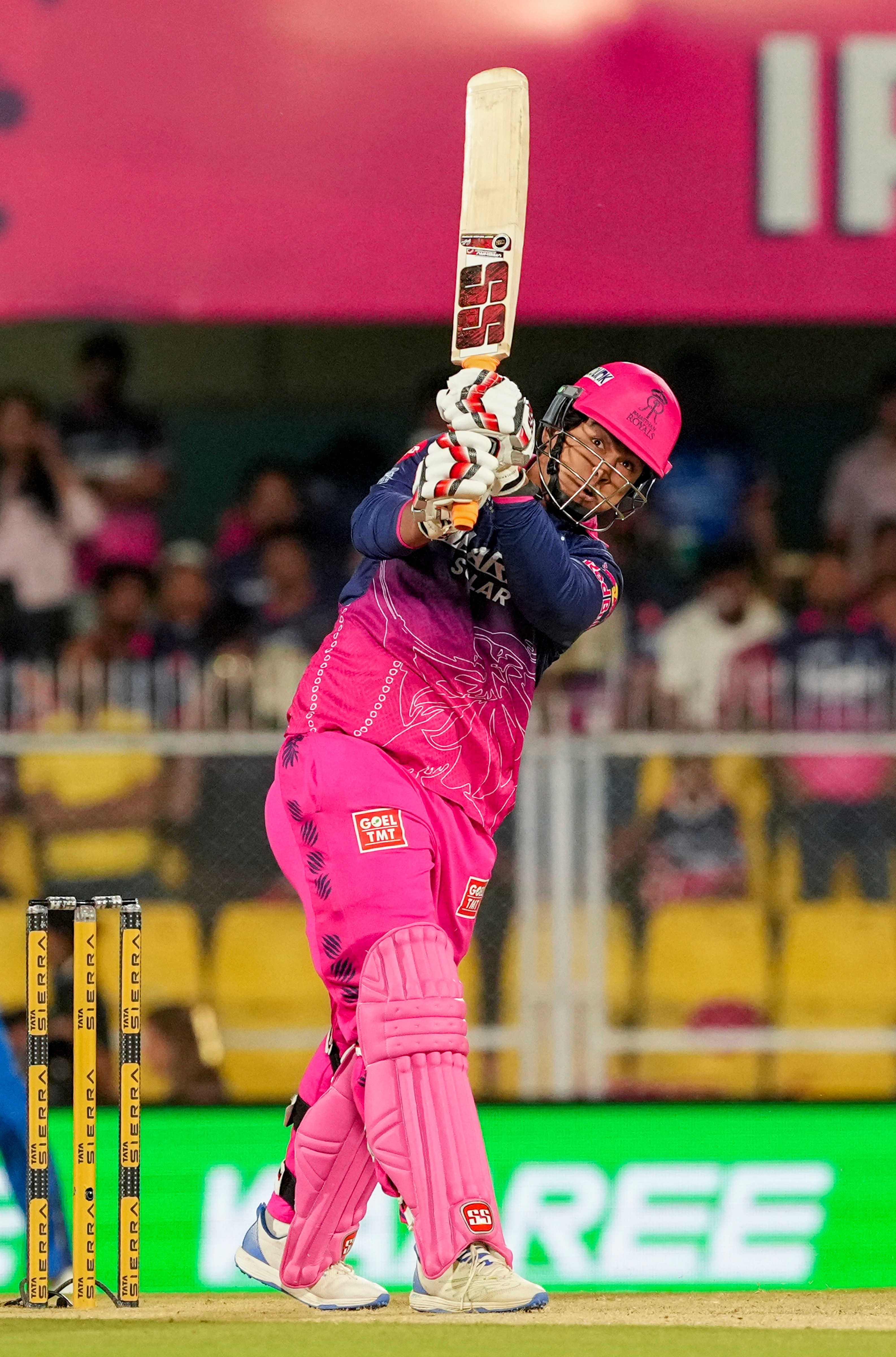 কিন্তু গুয়াহাটিতে গল্পটা পুরোপুরি পাল্টে গেল। মুম্বই অধিনায়ক ইনিংসের দ্বিতীয় ওভারটি বুমরার হাতে তুলে দিলেন, আর তাঁর সামনে ছিলেন ১৫ বছর বয়সী সূর্যবংশী।