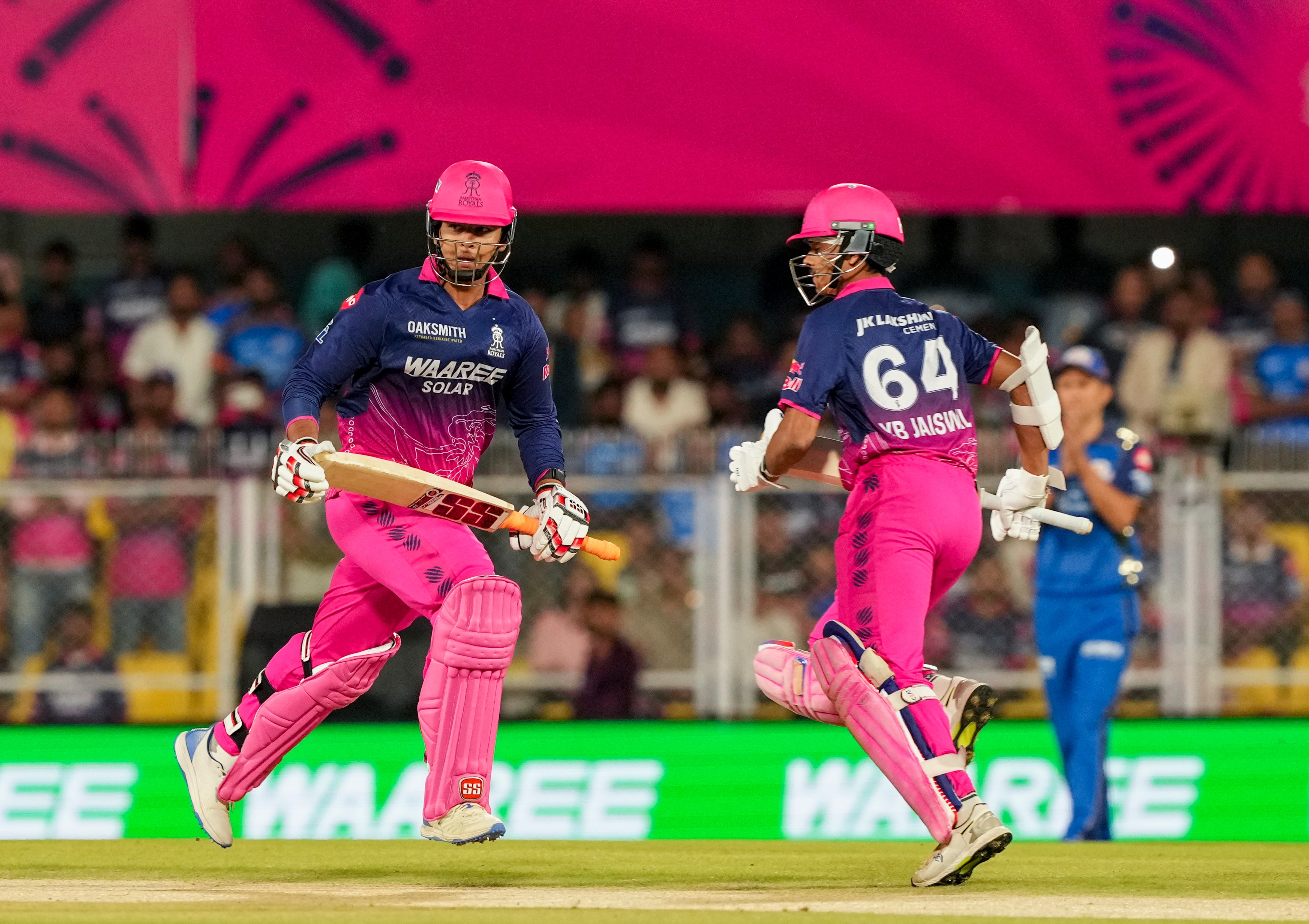 এরপর, অধিনায়ক শার্দুল ঠাকুরকে বোলিংয়ে আনলেও ফলাফলের কোনো পরিবর্তন হয়নি। সূর্যবংশী তাঁর প্রথম বলেই একটি ছক্কা হাঁকান। এ কই ওভারে তিনি আরও দু'টি ছক্কা ও একটি চার মারেন। যদিও ওভারের শেষ বলে তিনি ডিপ কভারে ক্যাচ আউট হন, ততক্ষণে তিনি নিজের কাজটা সেরে ফেলেছিলেন