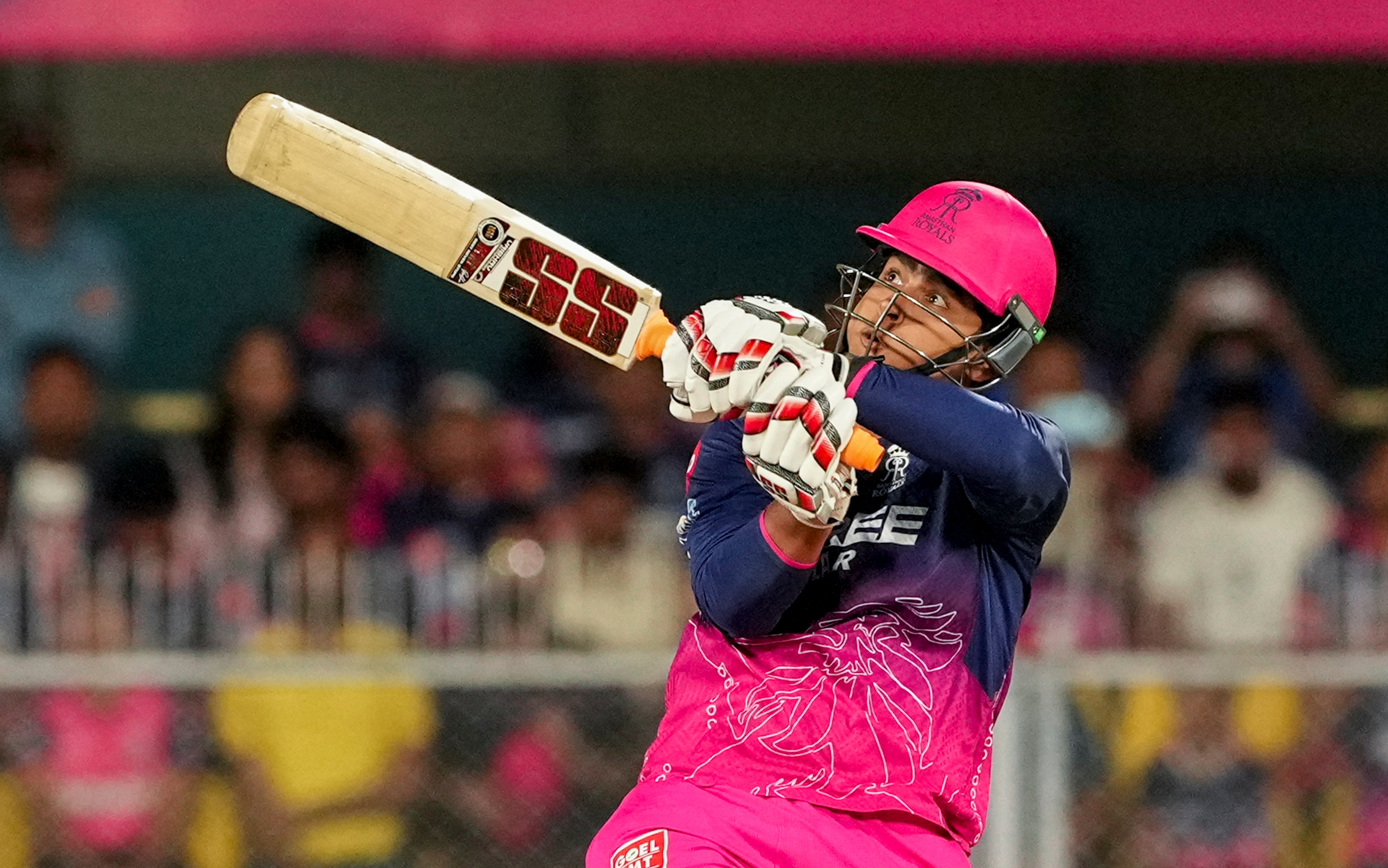 মঙ্গলবার গুয়াহাটিতে প্রবল বৃষ্টির জেরে প্রভাব পড়েছে আইপিএল-এর ম্যাচে। ২০ ওভারের জায়গায় ১১ ওভারের ম্যাচে দারুণ পারফর্ম করেন বৈভব সূর্যবংশী। তাঁর ব্যাটে ভর করেই, ২৭ রানে মুম্বই ইন্ডিয়ান্সকে হারিয়ে দেয় রাজস্থান রয়্যালস।