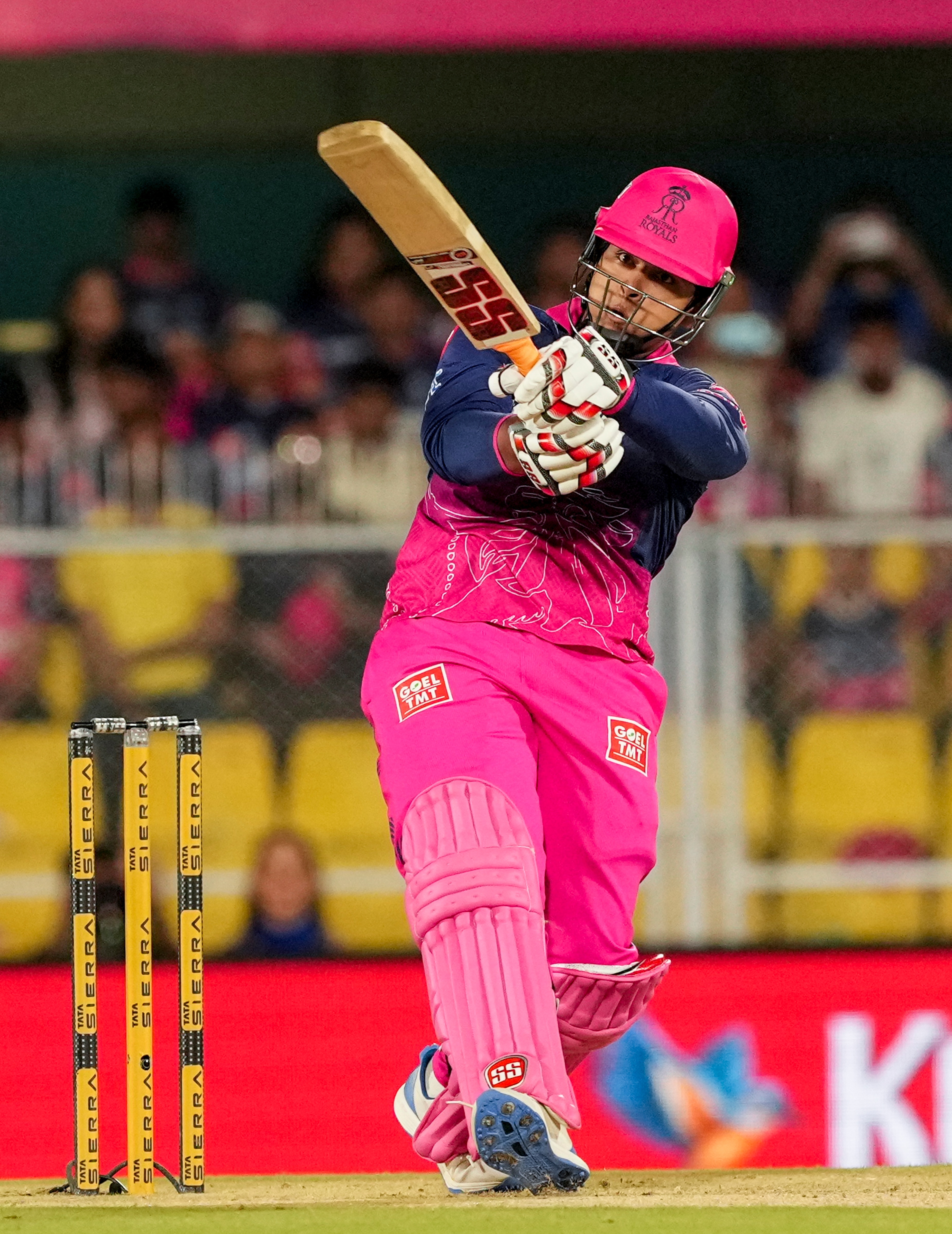 যশস্বী জয়সওয়ালের সঙ্গে ওপেনিং জুটিতে দারুণ ব্যাট করেন বৈভব। কিন্তু সমস্ত মনোযোগ কেড়ে নিয়েছিলেন সূর্যবংশী। জসপ্রীত বুমরা ও ট্রেন্ট বোল্টের মতো অভিজ্ঞ ফাস্ট বোলারদের নির্দ্বিধায় আক্রমণ করে বুঝিয়ে দিয়েছিলেন যে, এই ইনিংস শুধু রান করার ক্ষেত্রে গুরুত্বপূর্ণ নয়