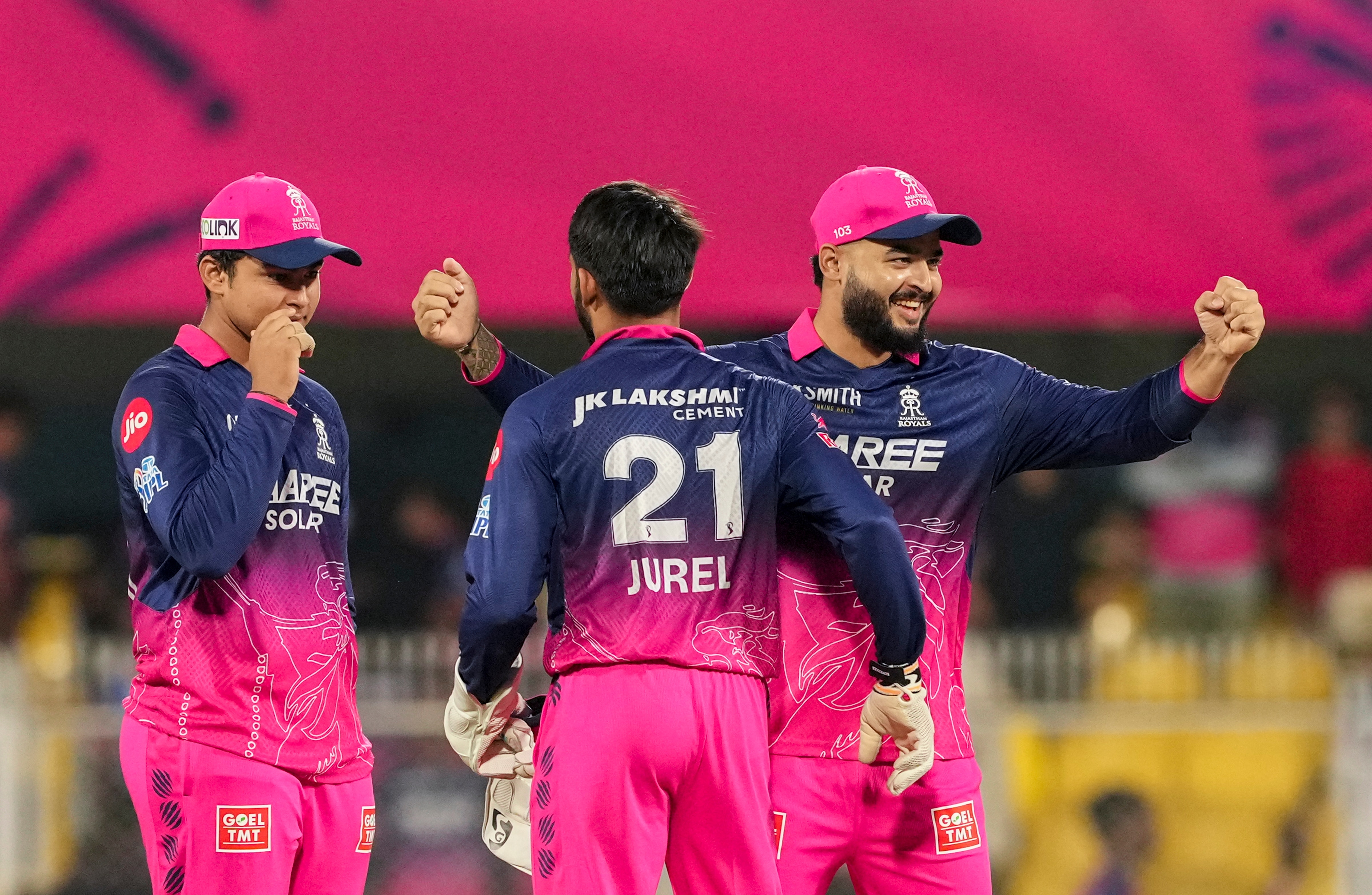 সূর্যবংশীর আক্রমণ শুধু বুমরাহর মধ্যেই সীমাবদ্ধ ছিল না। তিনি ট্রেন্ট বোল্টের বলে ডিপ ব্যাকওয়ার্ড স্কয়ার লেগের ওপর দিয়ে একটি দুর্দান্ত ছক্কা হাঁকান। যখনই বল সামান্য শর্ট হচ্ছিল বা প্যাডে লাগছিল, সূর্যবংশী সেই সুযোগ কাজে লাগাচ্ছিলেন।