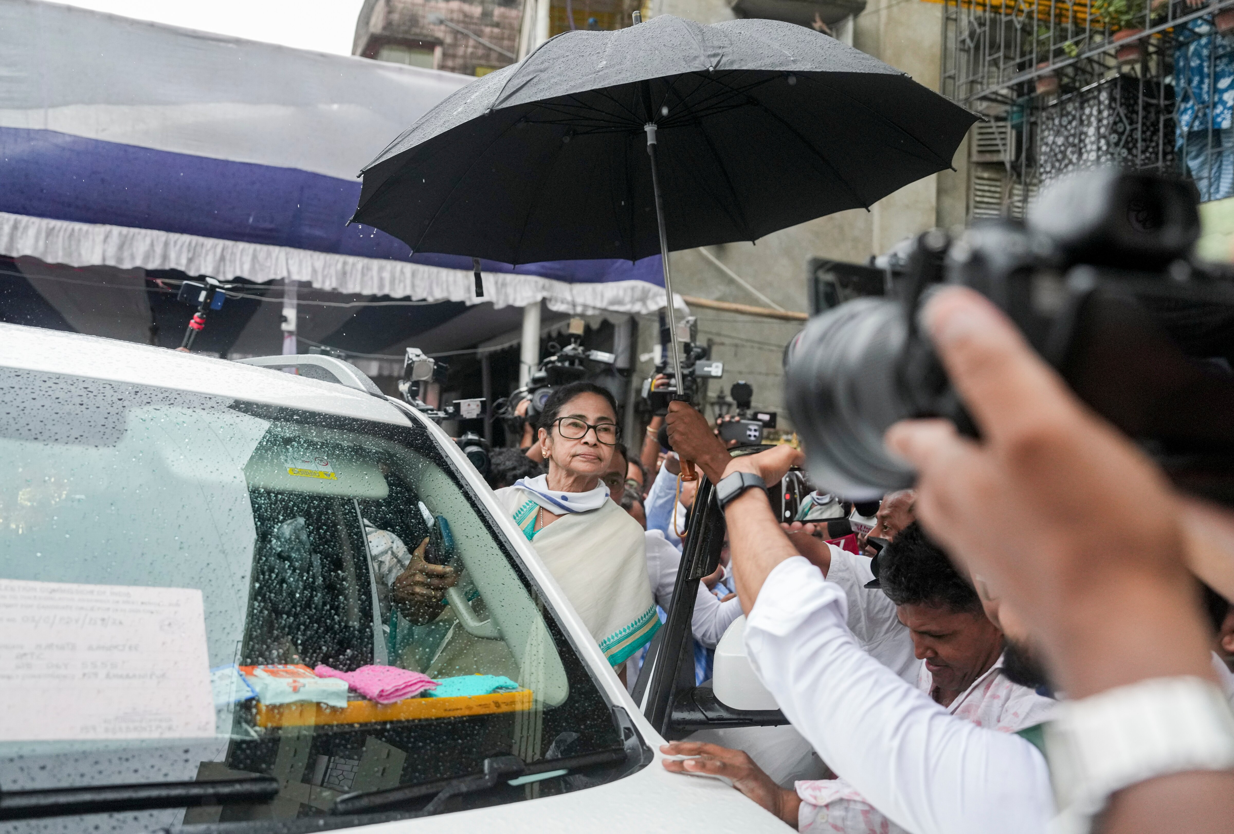 বুথ পরিদর্শনে বেরিয়ে পড়েন মমতা বন্দ্যোপাধ্যায়।