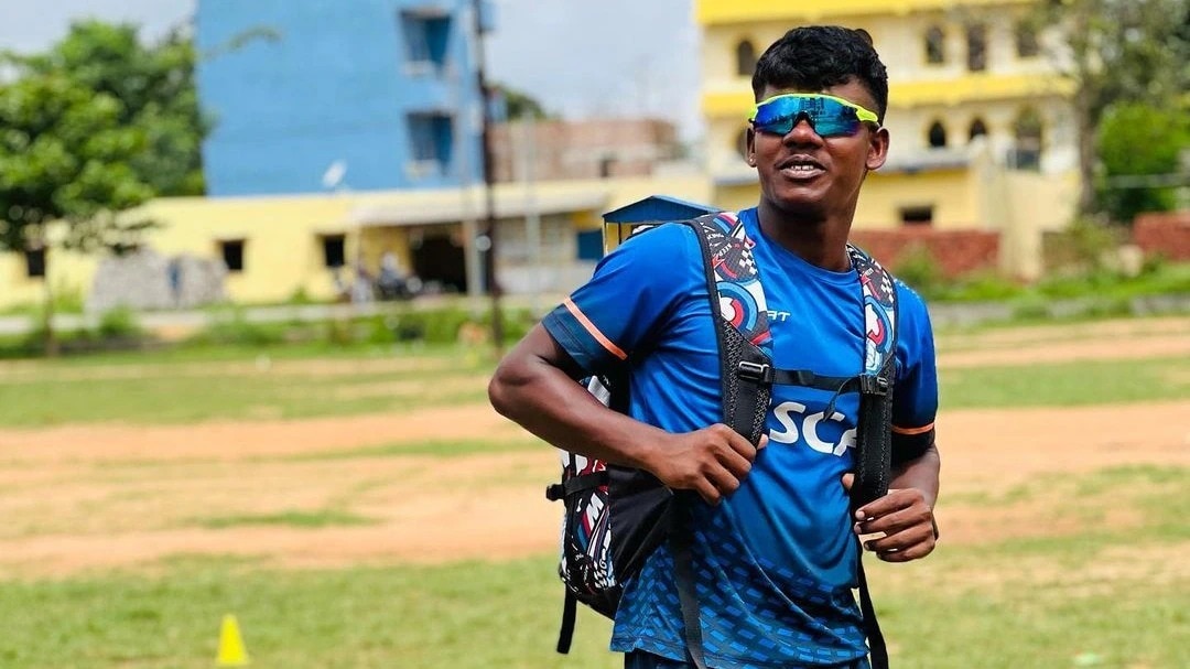 ঝাড়খণ্ডের সিলাম পাণ্ডানটোলির আদিবাসী তরুণ রবিন মিনজের গল্পও অনন্য। কাঠের লাঠি আর টেনিস বল দিয়ে ক্রিকেট শিখেছেন তিনি। ২৩ বছরের এই উইকেটরক্ষক ব্যাটারকে মুম্বই ইন্ডিয়ান্স ৬৫ লক্ষ টাকায় ধরে রেখেছে। ঝাড়খণ্ডের সিলাম পাণ্ডানটোলির আদিবাসী তরুণ রবিন মিনজের গল্পও অনন্য। কাঠের লাঠি আর টেনিস বল দিয়ে ক্রিকেট শিখেছেন তিনি। ২৩ বছরের এই উইকেটরক্ষক ব্যাটারকে মুম্বই ইন্ডিয়ান্স ৬৫ লক্ষ টাকায় ধরে রেখেছে।