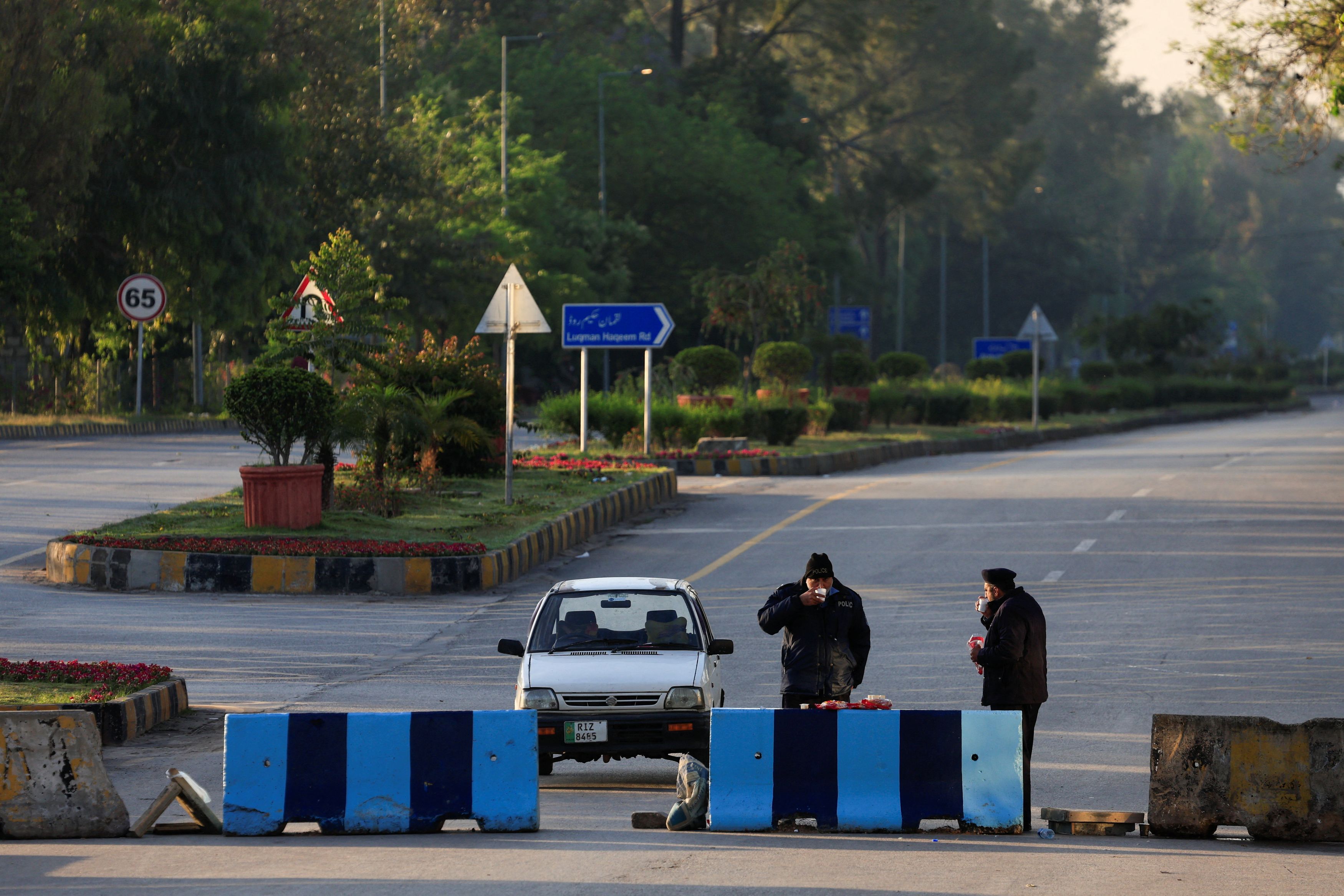 গোটা ইসলামাবাদকে রেড জোন ঘোষণা গোটা ইসলামাবাদকে রেড জোন ঘোষণা