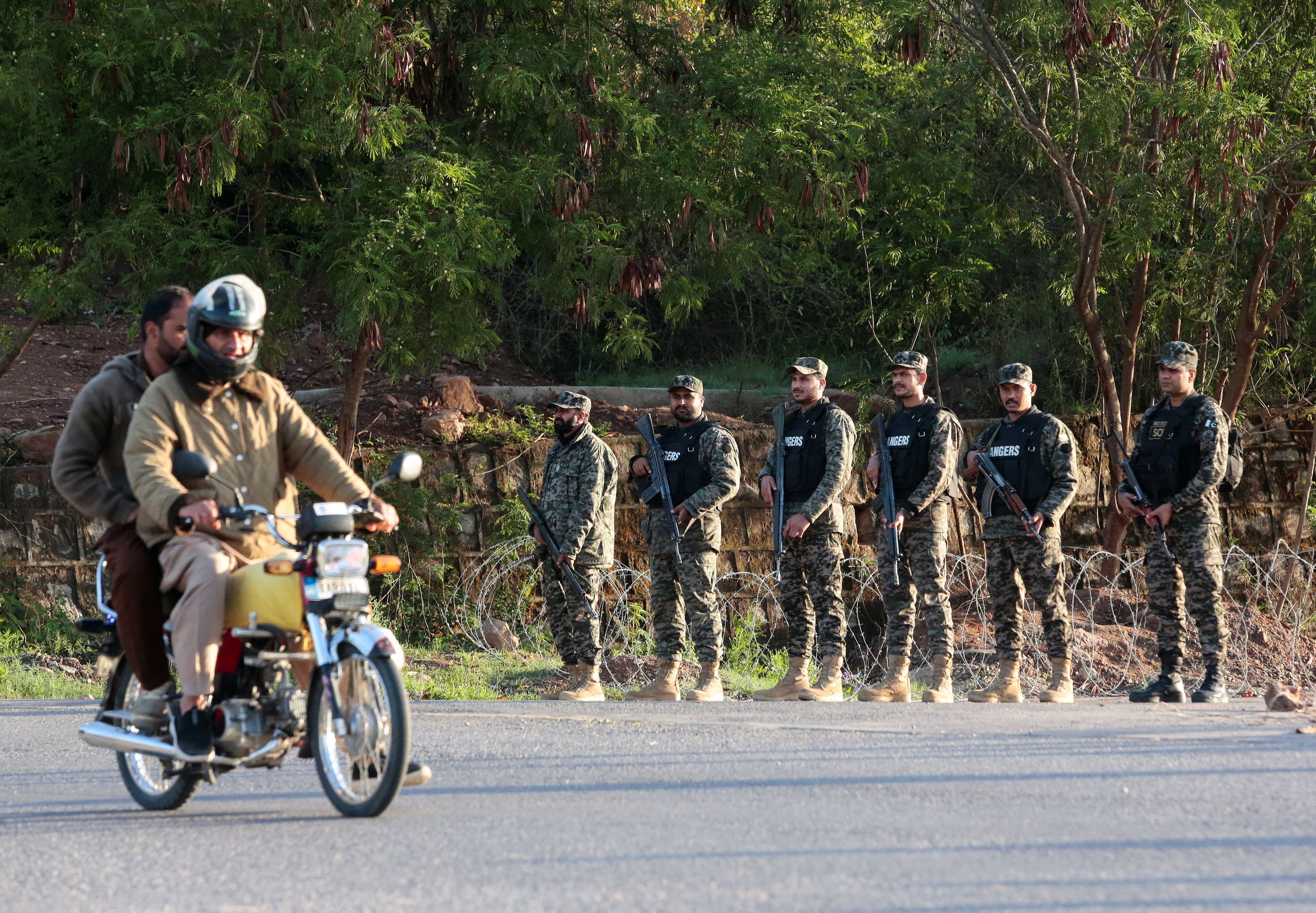 ট্রাফিক ব্যবস্থায়ও আনা হয়েছে নানা পরিবর্তন ট্রাফিক ব্যবস্থায়ও আনা হয়েছে নানা পরিবর্তন