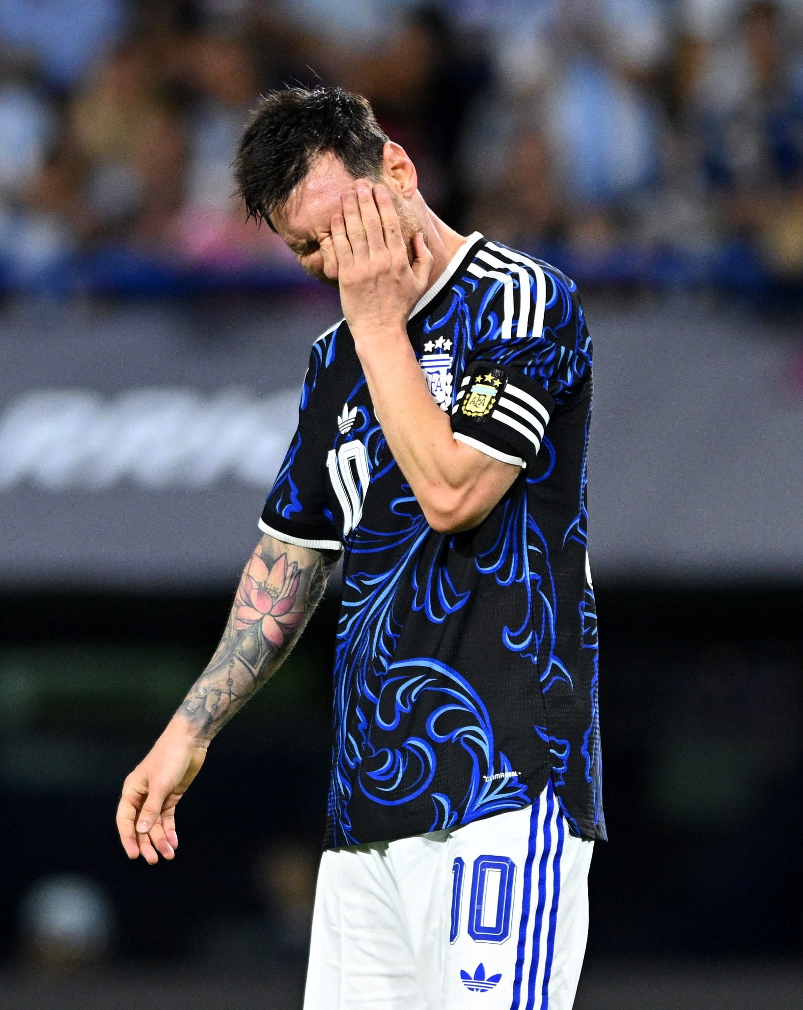 কাঁদছেন মেসি