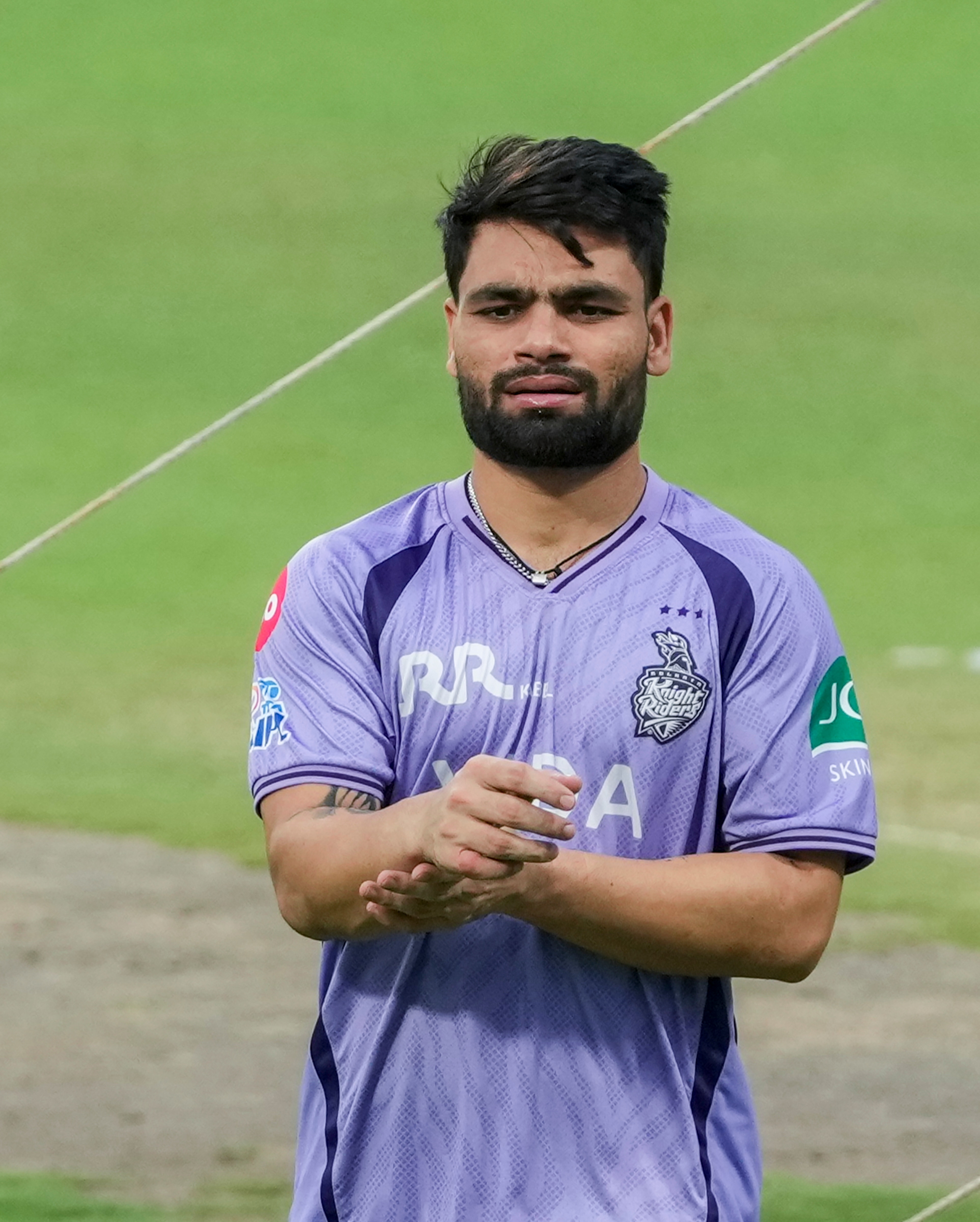 গত আট বছর ধরে খেলার সুবাদে তিনি কেকেআরের পরিবারের সদস্য হয়ে উঠেছেন। নিজেকে প্রমাণ করে এখন তিনি নাইটদের সহ-অধিনায়ক। স্বপ্নের সফরটা নেহাতই সহজ ছিল না রিঙ্কুর। কাঁটায় মোড়া পথ পেরিয়েই সাফল্যের শিখরে পৌঁছেছেন। উত্তরপ্রদেশের আলিগড়ে জন্ম তাঁর। একটা সময় সংসার চ গত আট বছর ধরে খেলার সুবাদে তিনি কেকেআরের পরিবারের সদস্য হয়ে উঠেছেন। নিজেকে প্রমাণ করে এখন তিনি নাইটদের সহ-অধিনায়ক। স্বপ্নের সফরটা নেহাতই সহজ ছিল না রিঙ্কুর। কাঁটায় মোড়া পথ পেরিয়েই সাফল্যের শিখরে পৌঁছেছেন। উত্তরপ্রদেশের আলিগড়ে জন্ম তাঁর। একটা সময় সংসার চ