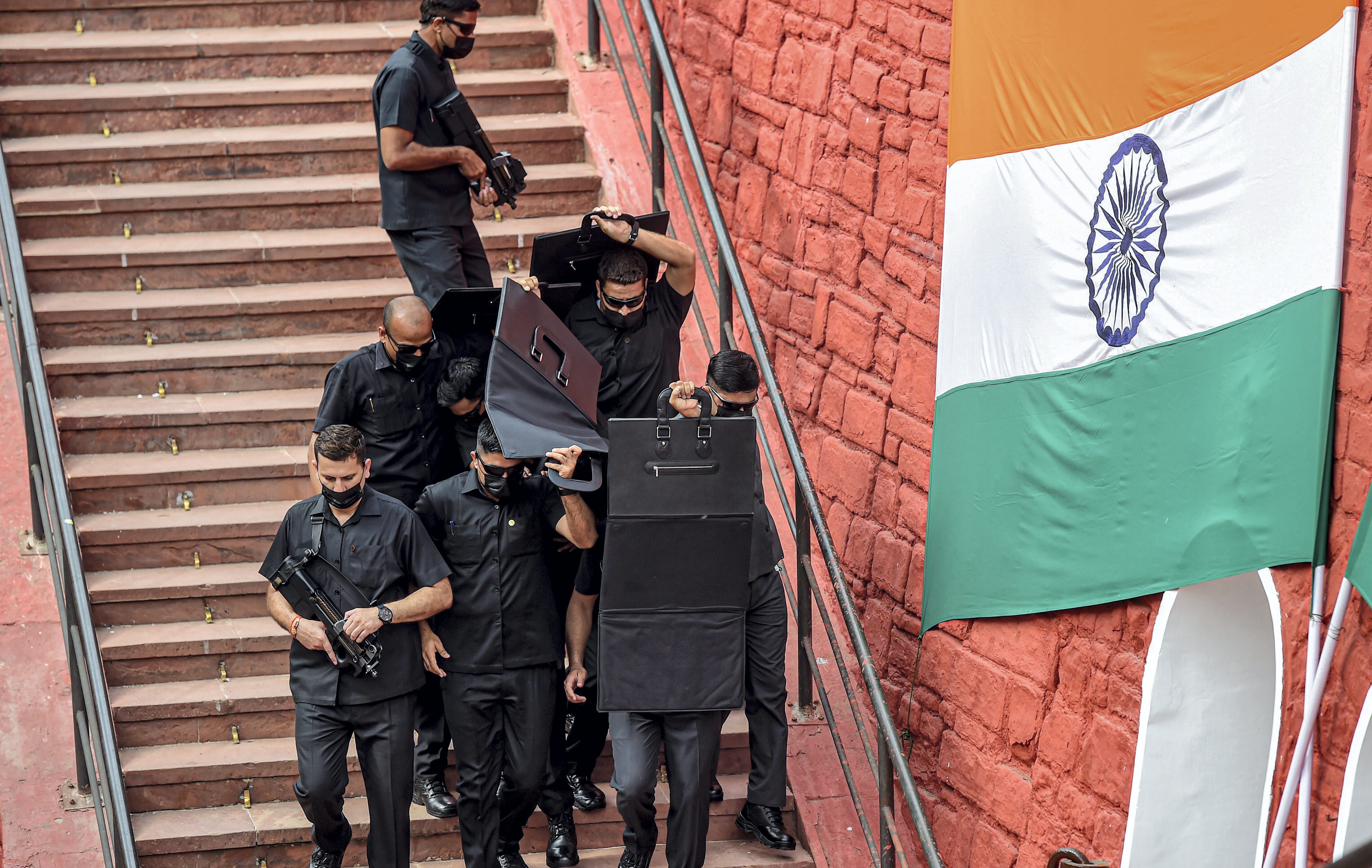 PM মোদীর নিরাপত্তায় থাকা SPG কমান্ডোর চাকরি কীভাবে পাওয়া যায়? PM মোদীর নিরাপত্তায় থাকা SPG কমান্ডোর চাকরি কীভাবে পাওয়া যায়?