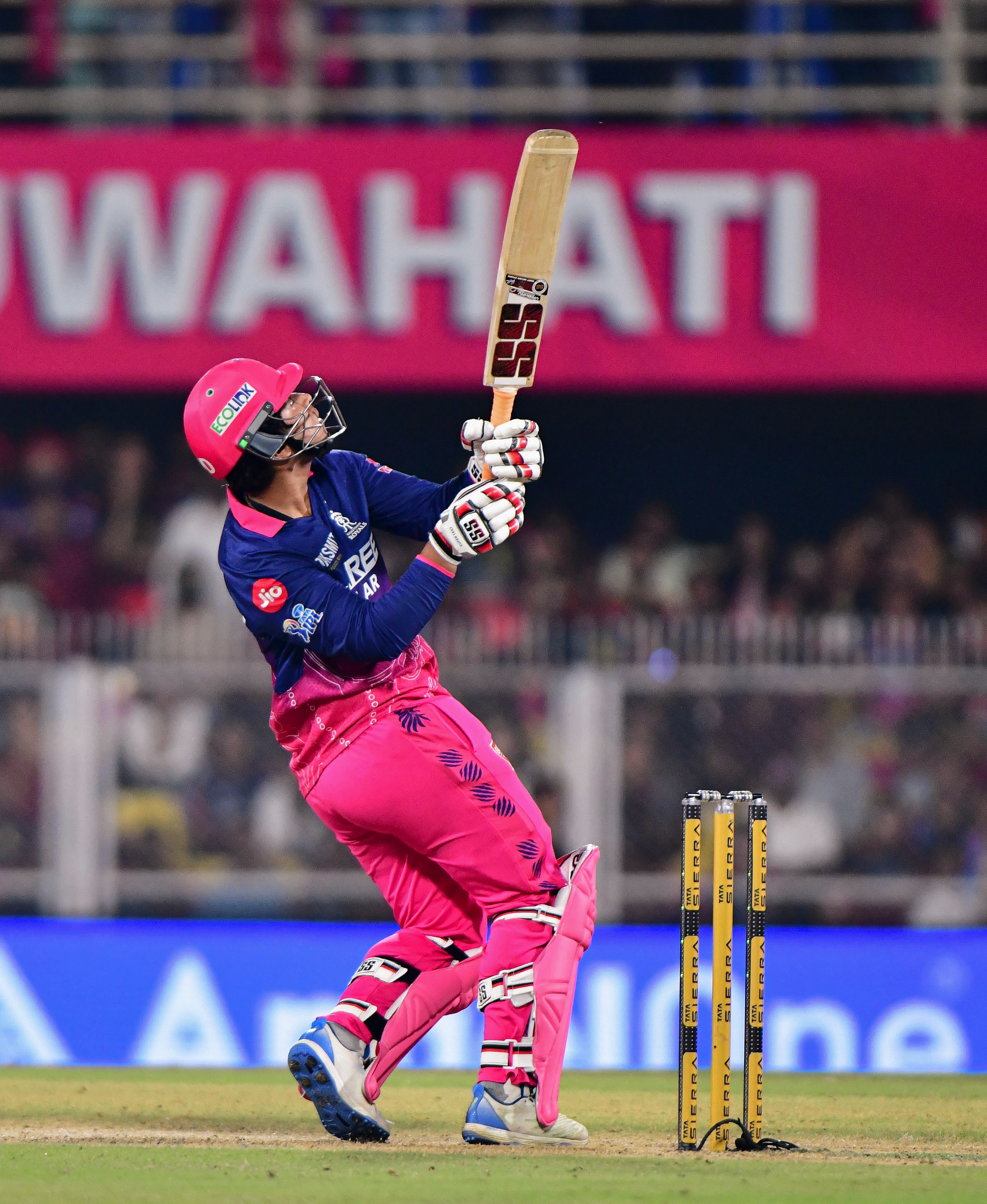 বিহারের সামস্তিপুর জেলার তাজপুর গ্রামের এই কিশোর মাত্র ১৪ বছর বয়সেই টি-টোয়েন্টিতে সেঞ্চুরি করে চমকে দিয়েছিল ক্রিকেটবিশ্বকে। ধারাবাহিকভাবে সেই জায়গা ধরে রেখেছেন বৈভব। জসপ্রীত বুমরার প্রথম বলে ছক্কা মারার পর জস হ্যাজেলউডের প্রথম বলে চার। বৈভবের কাছে মারই বিহারের সামস্তিপুর জেলার তাজপুর গ্রামের এই কিশোর মাত্র ১৪ বছর বয়সেই টি-টোয়েন্টিতে সেঞ্চুরি করে চমকে দিয়েছিল ক্রিকেটবিশ্বকে। ধারাবাহিকভাবে সেই জায়গা ধরে রেখেছেন বৈভব। জসপ্রীত বুমরার প্রথম বলে ছক্কা মারার পর জস হ্যাজেলউডের প্রথম বলে চার। বৈভবের কাছে মারই