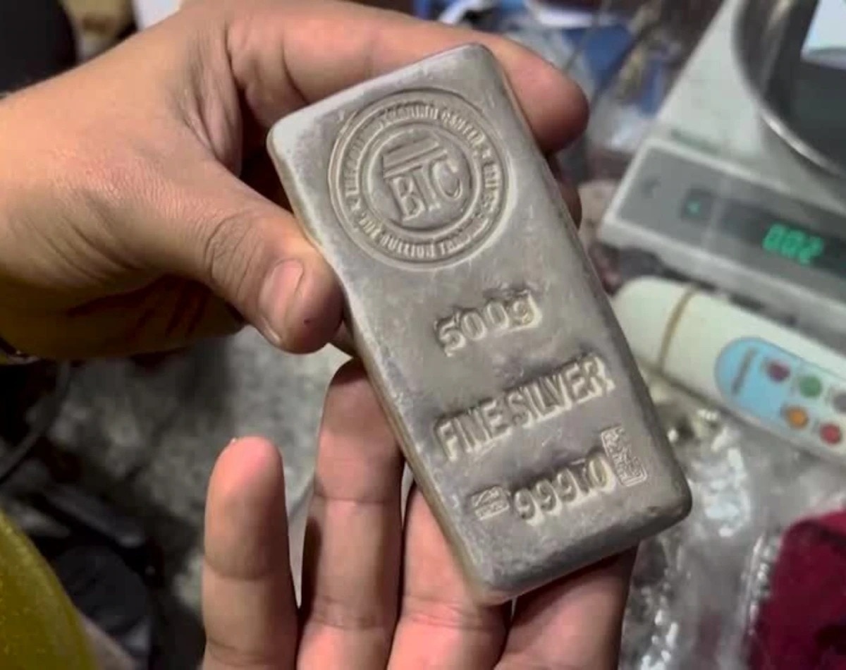 সোনা-রুপোর বাজার দরে ধস সোনা-রুপোর বাজার দরে ধস