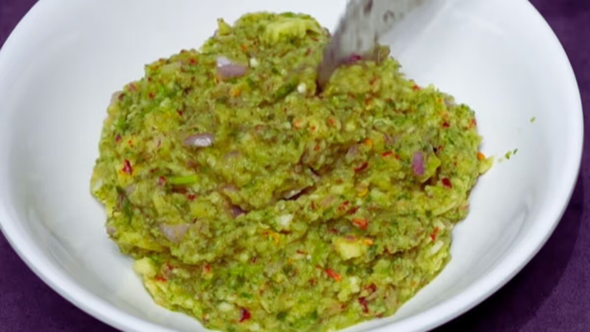 ধাপ ৩. ফোড়ন দেওয়ার জন্য: একটি ছোট প্যানে তেল গরম করুন। সর্ষের বীজ দ্দিন এবং ফুটতে দিন। তারপর কারি পাতা দিয়ে হালকা করে ভেজে নিন। তৈরি করা ফোড়নটি চাটনির উপর ঢেলে দিন। ধাপ ৩. ফোড়ন দেওয়ার জন্য: একটি ছোট প্যানে তেল গরম করুন। সর্ষের বীজ দ্দিন এবং ফুটতে দিন। তারপর কারি পাতা দিয়ে হালকা করে ভেজে নিন। তৈরি করা ফোড়নটি চাটনির উপর ঢেলে দিন।