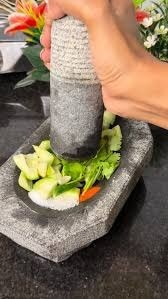 ধাপ ২. চাটনি বাটার জন্য: এবার, কাটা আমগুলো মিক্সারে দিন। নারকেল, ধনে পাতা, কাঁচা লঙ্কা, আদা, রসুন, লবণ এবং সামান্য হিং যোগ করুন। এই সমস্ত উপকরণ ভালোভাবে বেটে একটি মসৃণ পেস্ট তৈরি করুন। তৈরি করা চাটনিটি একটি বাটিতে ঢেলে নিন। ধাপ ২. চাটনি বাটার জন্য: এবার, কাটা আমগুলো মিক্সারে দিন। নারকেল, ধনে পাতা, কাঁচা লঙ্কা, আদা, রসুন, লবণ এবং সামান্য হিং যোগ করুন। এই সমস্ত উপকরণ ভালোভাবে বেটে একটি মসৃণ পেস্ট তৈরি করুন। তৈরি করা চাটনিটি একটি বাটিতে ঢেলে নিন।