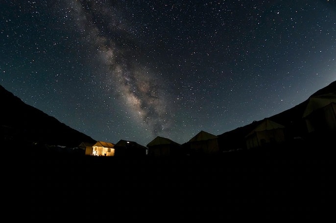 উচ্চতা জনিত সমস্যা এড়াতে পর্যাপ্ত সময় নিয়ে মানিয়ে নিন। ক্যাম্পিংয়ের জন্য পর্যাপ্ত গরম কাপড় এবং ট্রেকিং জুতো সঙ্গে রাখুন। অবশ্যই প্রয়োজনীয় ওষুধও সঙ্গে রাখতে হবে। উচ্চতা জনিত সমস্যা এড়াতে পর্যাপ্ত সময় নিয়ে মানিয়ে নিন। ক্যাম্পিংয়ের জন্য পর্যাপ্ত গরম কাপড় এবং ট্রেকিং জুতো সঙ্গে রাখুন। অবশ্যই প্রয়োজনীয় ওষুধও সঙ্গে রাখতে হবে।