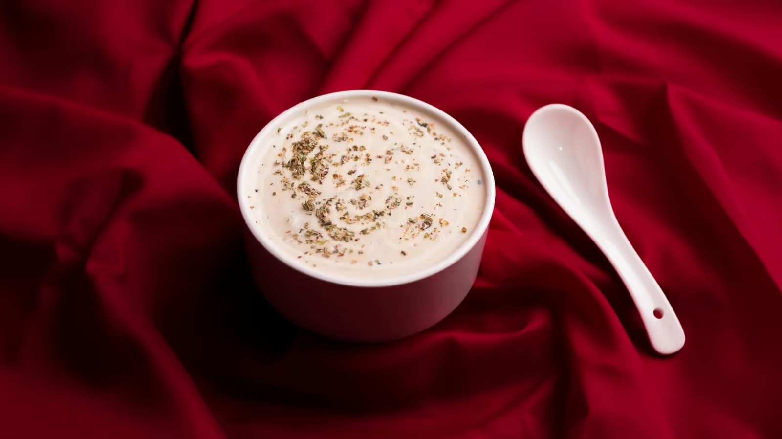 গরমকালে ঘোল, দই ও লস্যি সবচেয়ে জনপ্রিয় পানীয়। এগুলি ছাড়াও, মানুষ বাংলার বিখ্যাত মিষ্টি দইও উপভোগ করে। এর স্বাদ সাধারণ দই থেকে আলাদা এবং এটি গরম থেকে স্বস্তিও দেয়। ছবি: পেক্সেলস