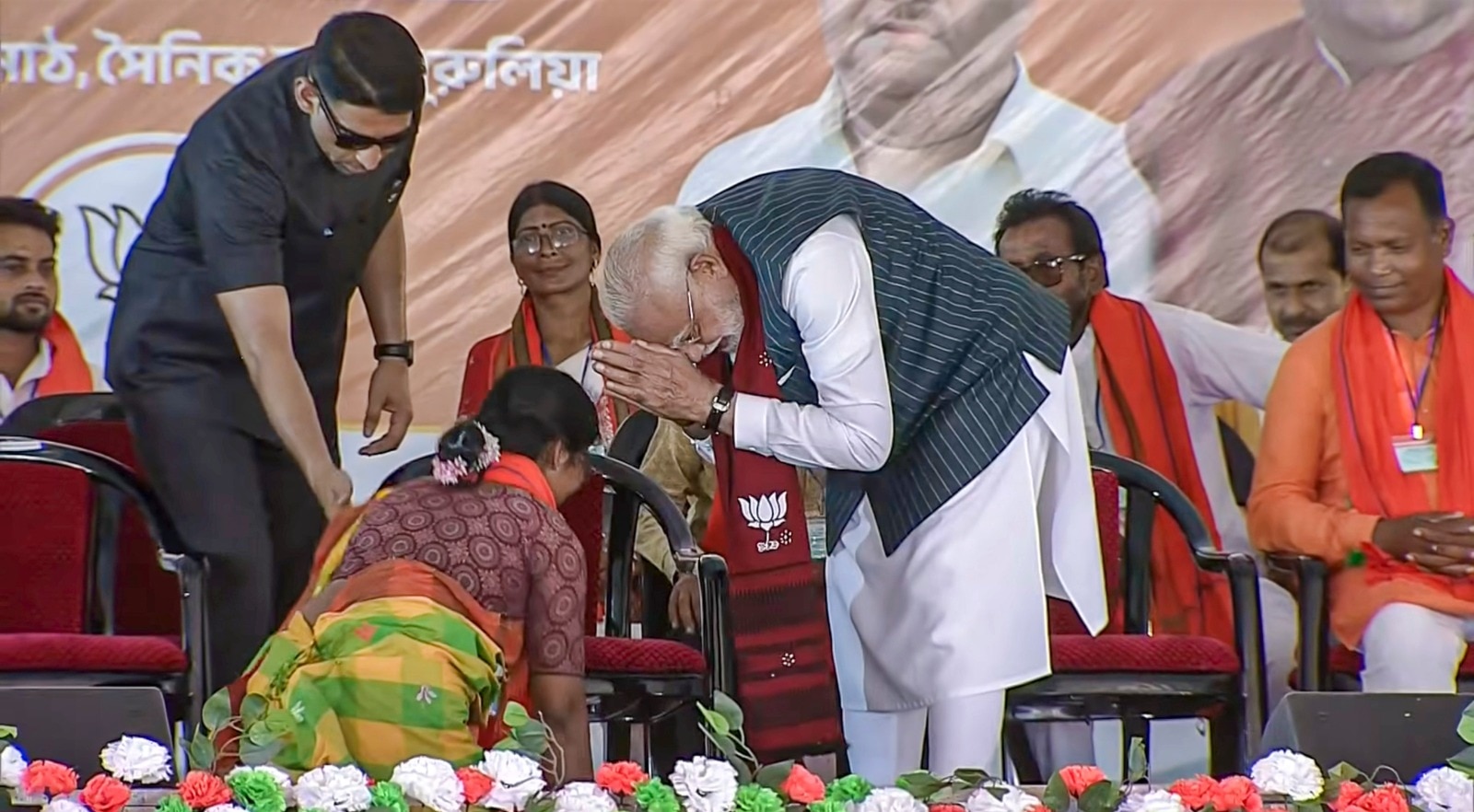 প্রচারের ফাঁকেই ঝাড়গ্রামের একটি দোকান থেকে মুড়ি কিনে খেলেন প্রধানমন্ত্রী৷ বাংলার অন্যতম প্রসিদ্ধ খাবার, ঝালমুড়ি বেশ আরাম করেই খেলেন মোদি৷ প্রধানমন্ত্রীকে মুড়ি খেতে দেখতে জমে যায় প্রবল ভিড়।