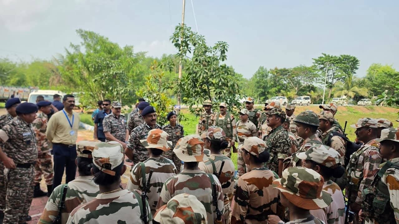  মহিলা বাহিনী