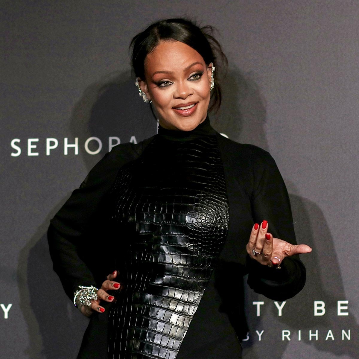 আম্বানির বাড়িতে রিহানা ২