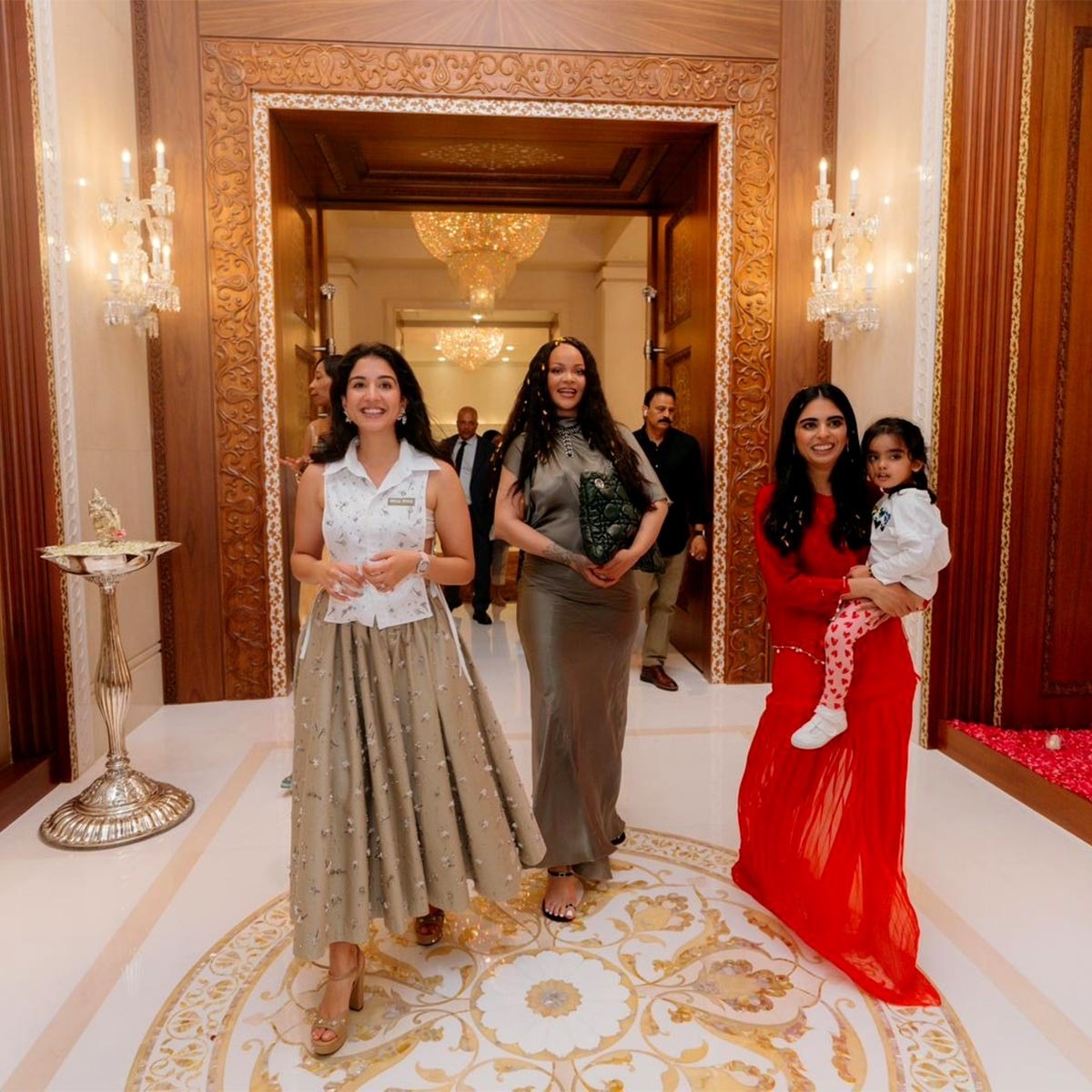 আম্বানির বাড়িতে রিহানা ৫