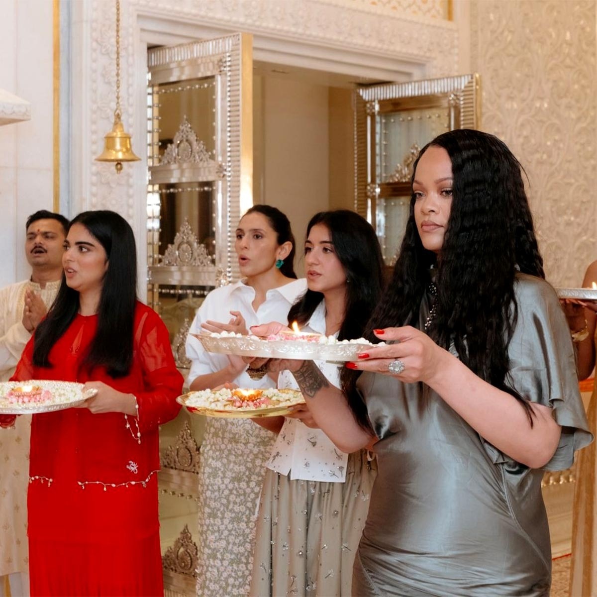 আম্বানির বাড়িতে রিহানা ৬