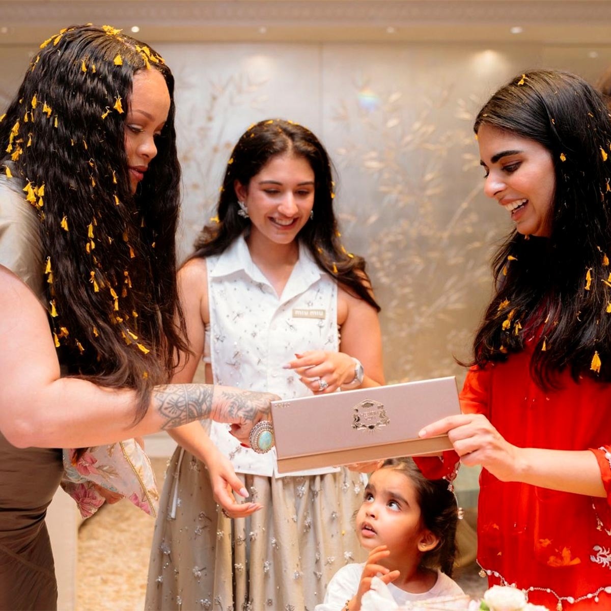 আম্বানির বাড়িতে রিহানা ৭