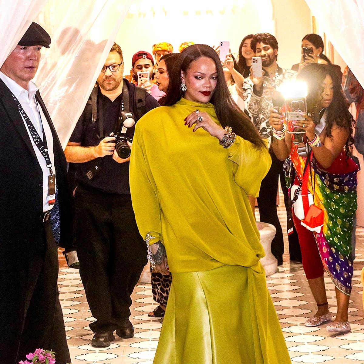 আম্বানির বাড়িতে রিহানা ৮