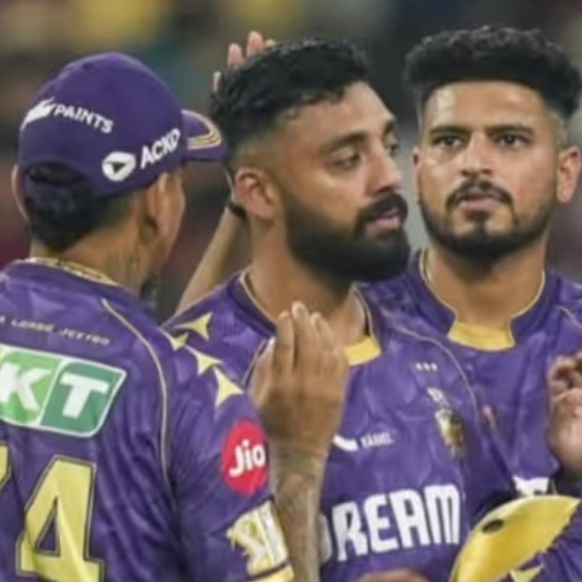 কেকেআর প্রথম দিকে পরপর ম্যাচ হেরে নিজেদের কাজটা আরও কঠিন করে ফেলেছে। ফলে শেষদিকে পরপর ম্যাচ জিতলেও, সেই ক্ষতি পূরন করা যায়নি। এর ফলে পরপর দুই মরসুম প্লে অফে যেতে পারল না কেকেআর।    