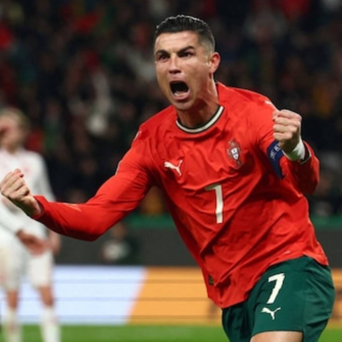 বহু প্রতীক্ষিত ২০২৬ ফিফা বিশ্বকাপের কাউন্টডাউন শুরু হয়ে গিয়েছে। আগামী ১১ জুন থেকে মার্কিন যুক্তরাষ্ট্র, মেক্সিকো এবং কানাডার যৌথ উদ্যোগে বসতে চলেছে বিশ্ব ফুটবলের এই মেগা আসর। 