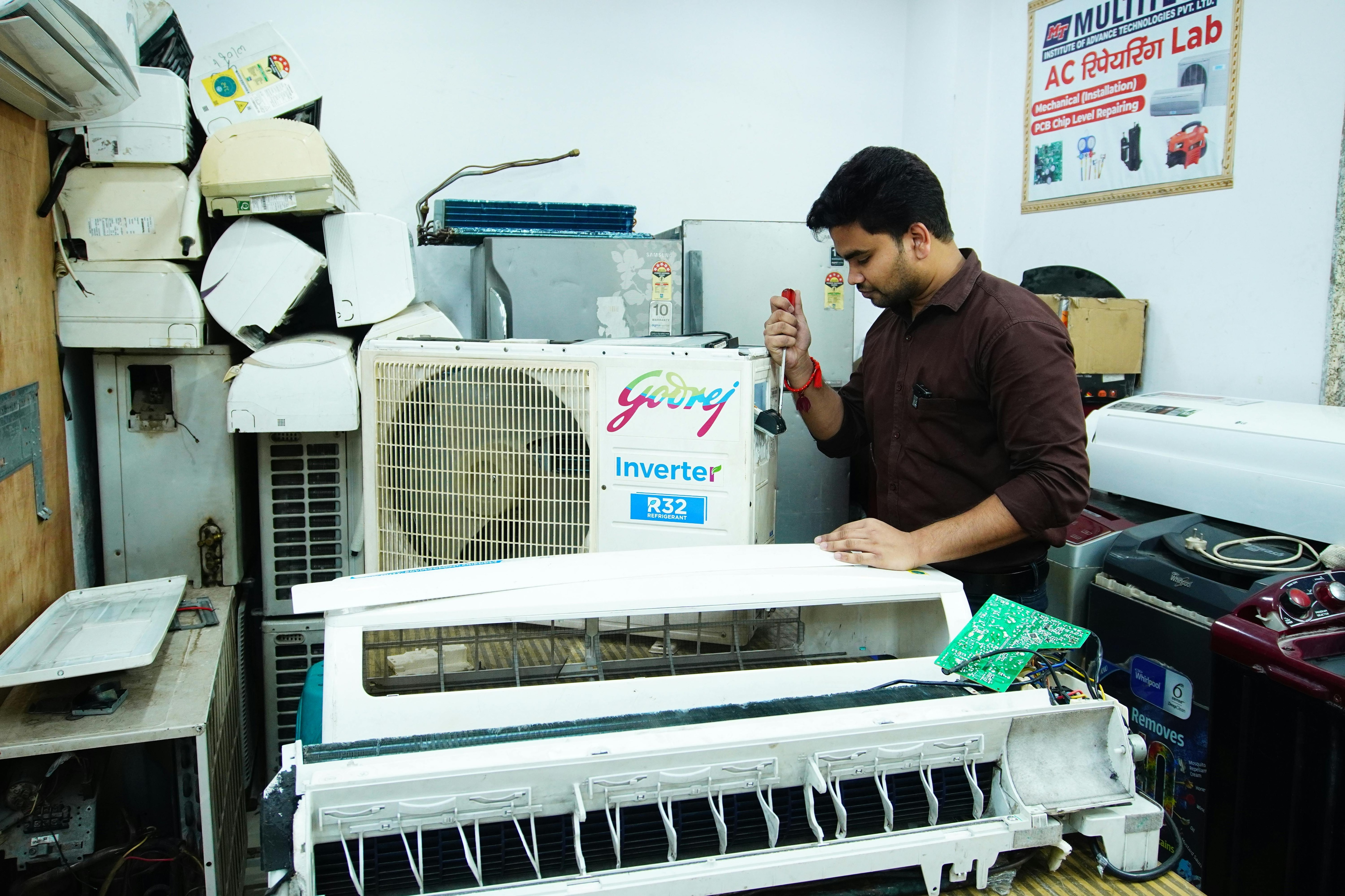 অনেক সময় অসতর্কভাবে আউটডোরে কোনও ভারী বস্তুর আঘাত লাগলেও গ্যাস লিক করে যেতে পারে