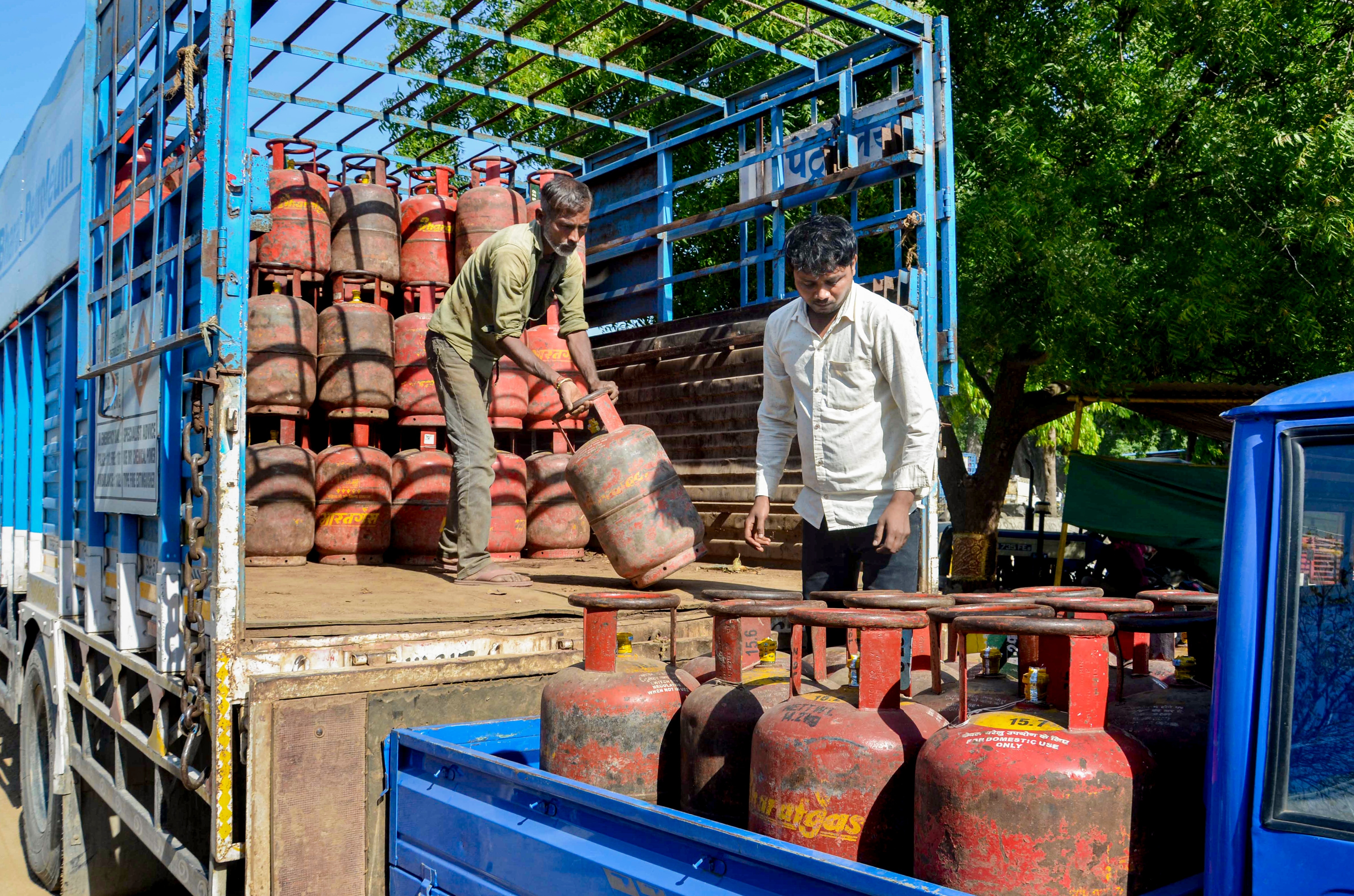 বাড়বে পেট্রোল, ডিজেল সহ অন্যান্য জ্বালানির দামও