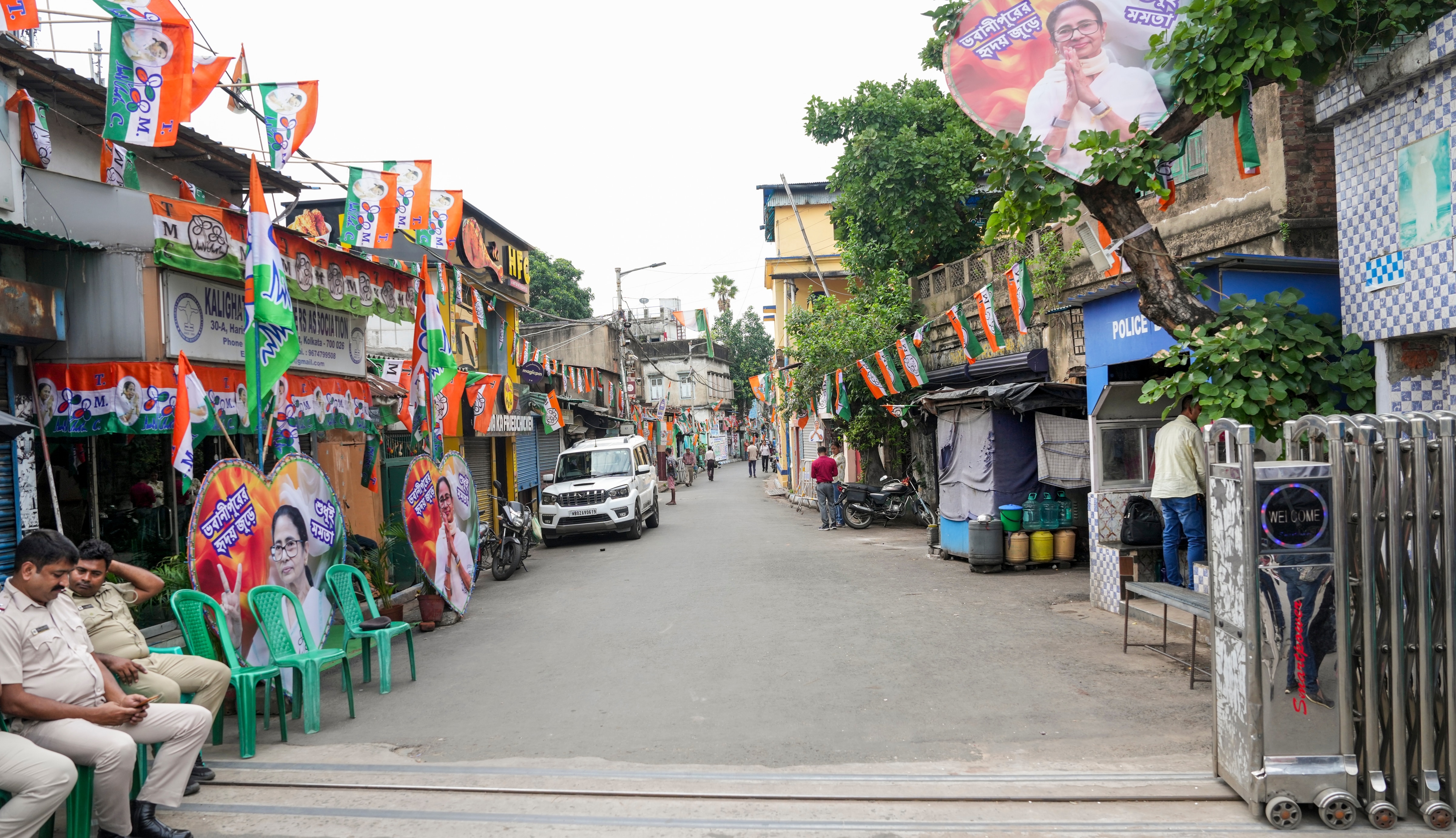 পুলিশের বুথ সম্পূর্ণ খালি 