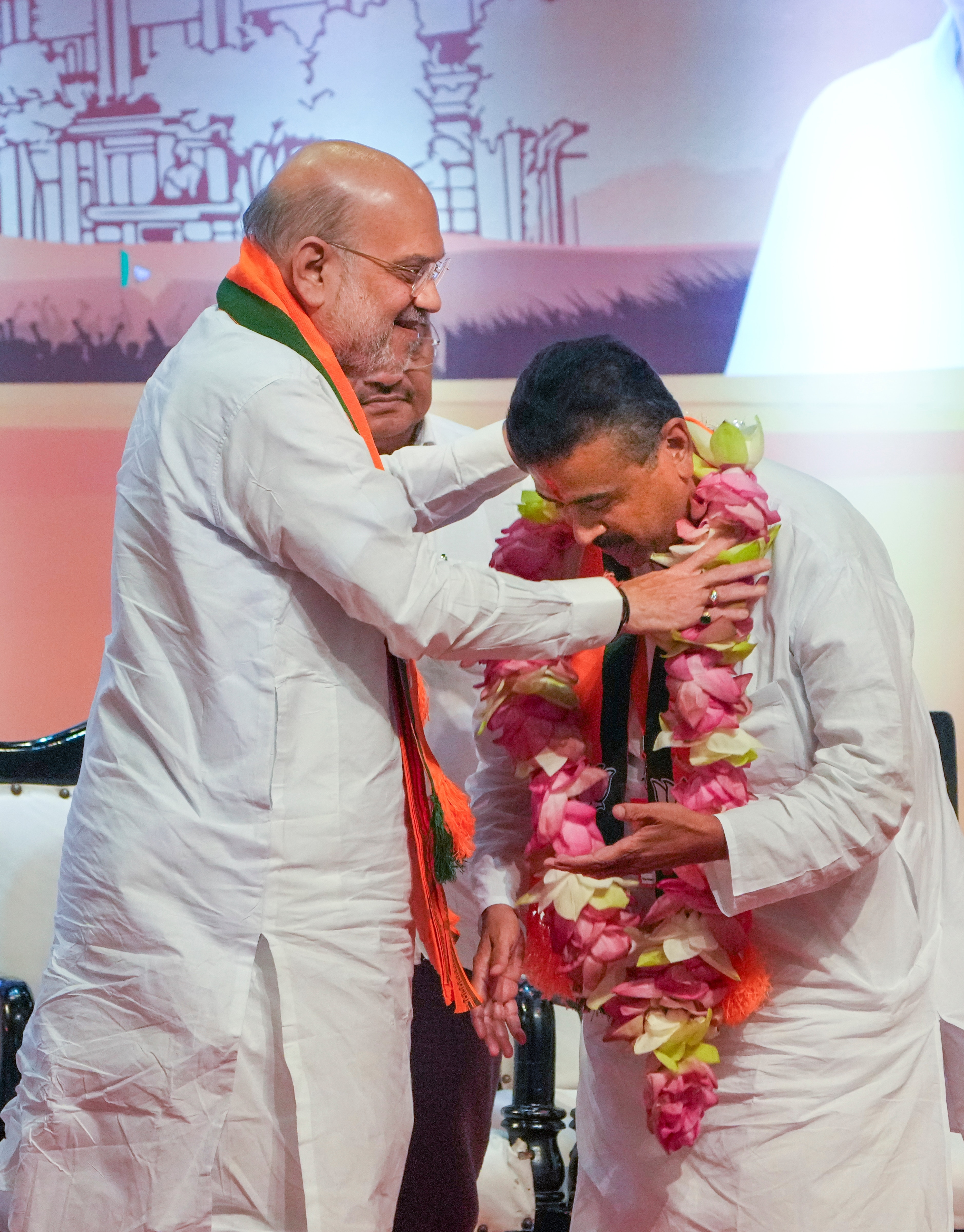 বিজেপিকে এক সূত্রে বাঁধা