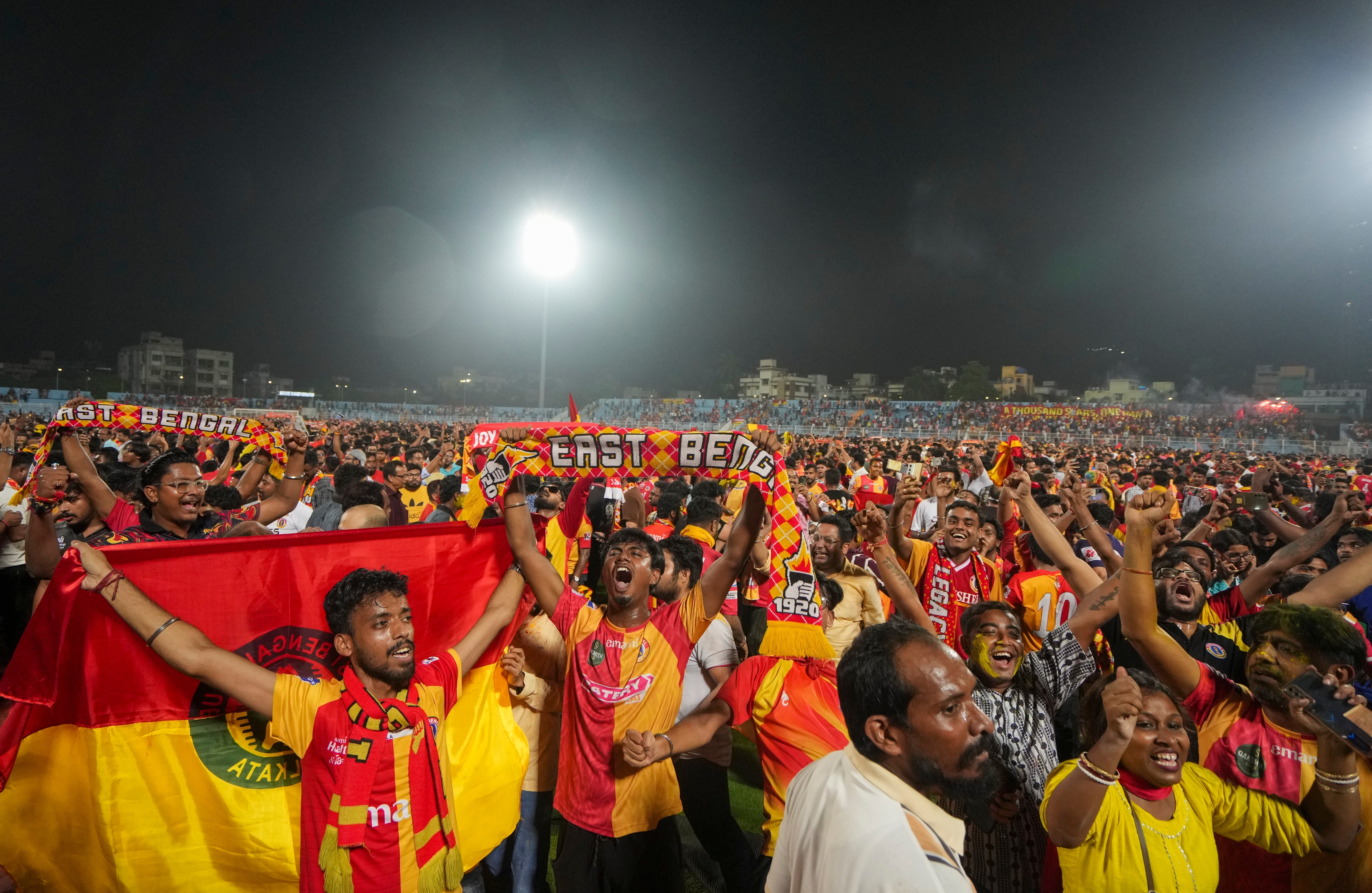 শুক্রবার দুপুর সাড়ে তিনটের সময় ক্লাবের মাঠেই সেলিব্রেশনের আয়োজন করেছে ইস্টবেঙ্গল। লাল-হলুদ ক্লাবের পক্ষ থেকে এই অনুষ্ঠানে সকলকে আমন্ত্রণ করা হয়েছে।