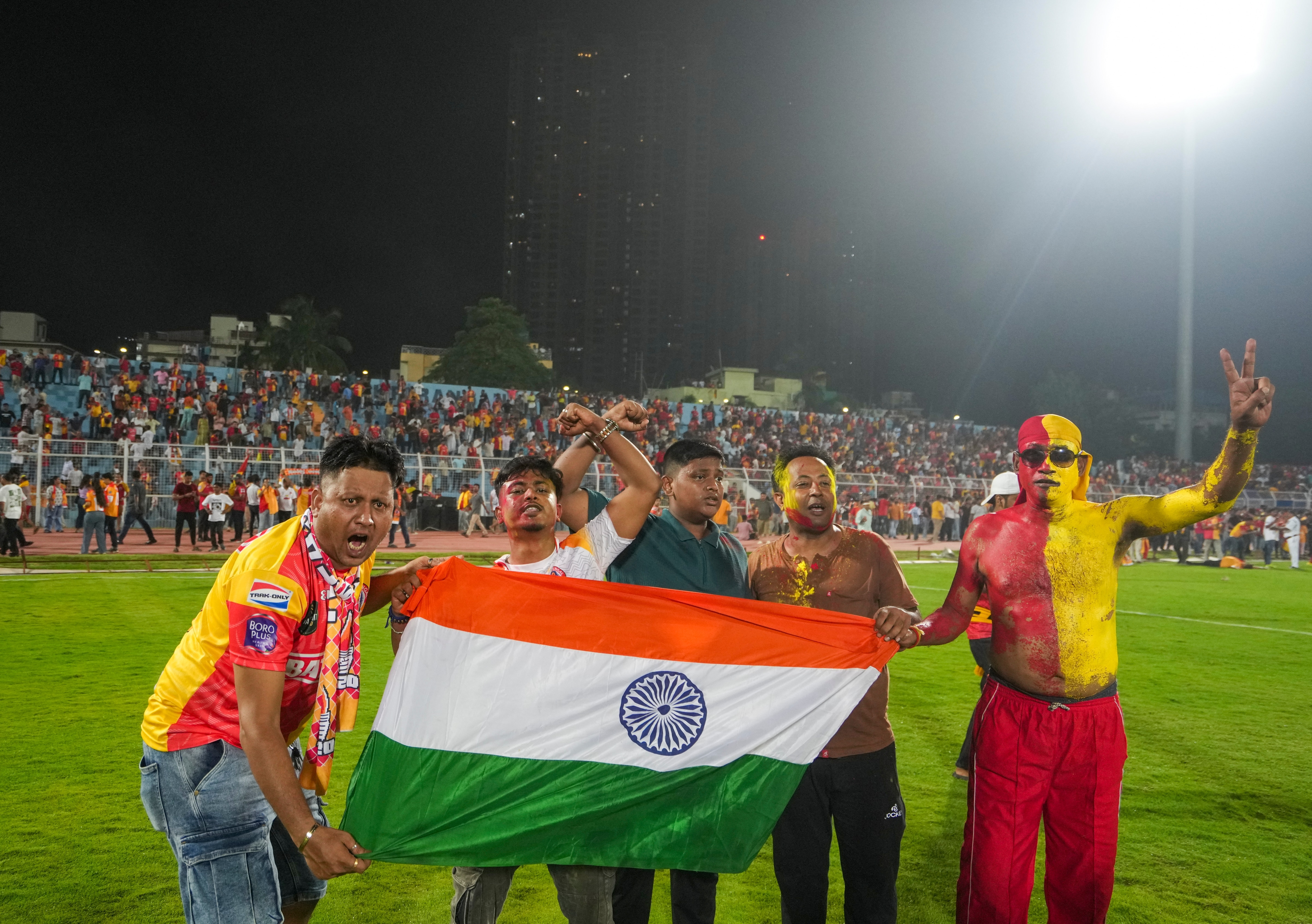 লাল-হলুদ দল তাদের শেষ লিগ ম্যাচ জিতে চ্যাম্পিয়ন হয়েছে। চাপের মুখে অসাধারণ প্রত্যাবর্তনের স্ক্রিপ্ট লিখে লিগ জয় করল তাঁরা। ম্যাচ শেষে হাজার হাজার ইস্টবেঙ্গল সমর্থক উল্লাসে ফেটে পড়ে।