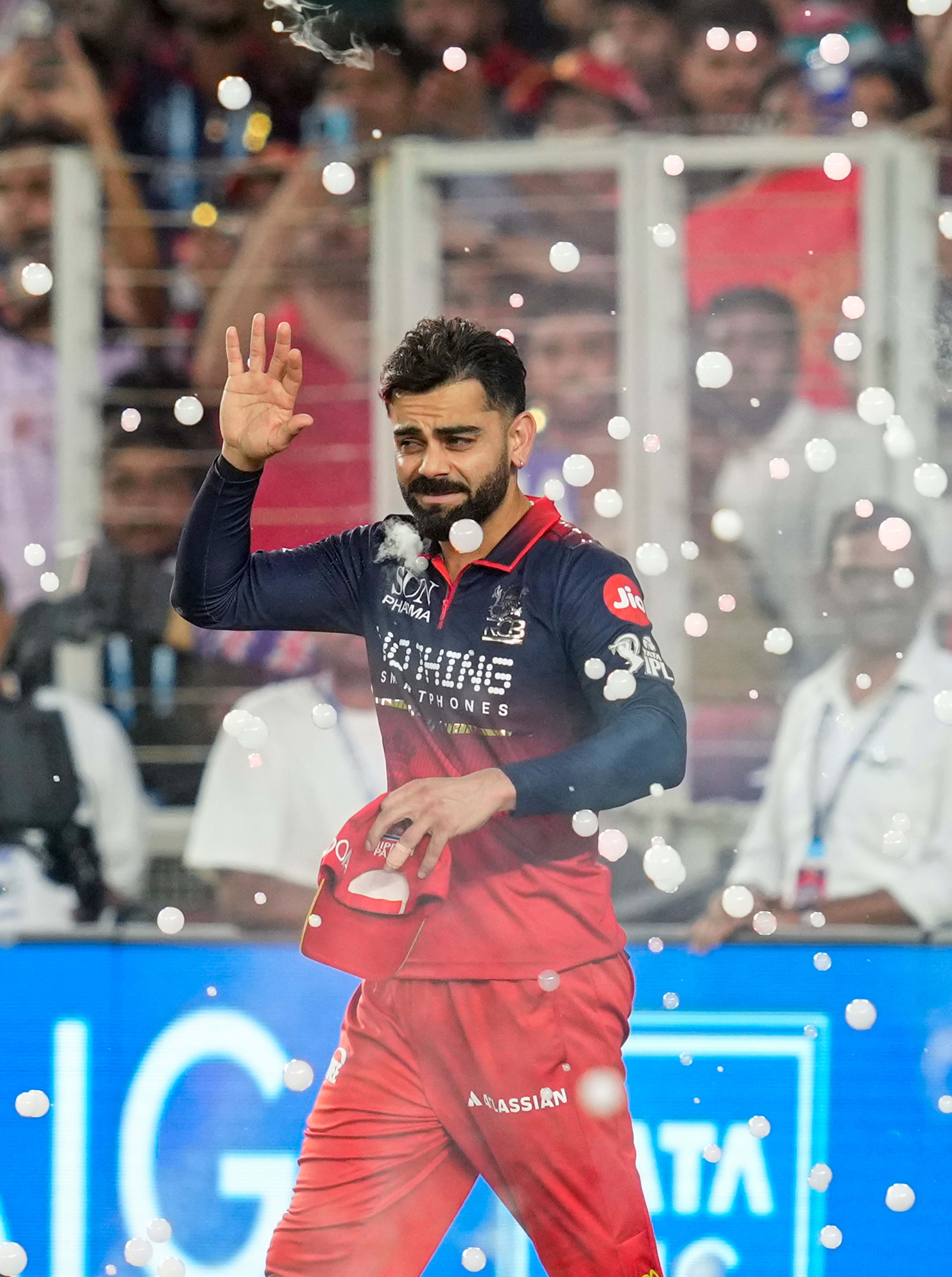 দারুণ নিয়ন্ত্রিত বোলিং করতে থাকেন আরসিবি-র বোলাররা। উইকেট হারাতে থাকায়, রানের গতিও কমতে থাকে। দারুণ নিয়ন্ত্রিত বোলিং করতে থাকেন আরসিবি-র বোলাররা। উইকেট হারাতে থাকায়, রানের গতিও কমতে থাকে।