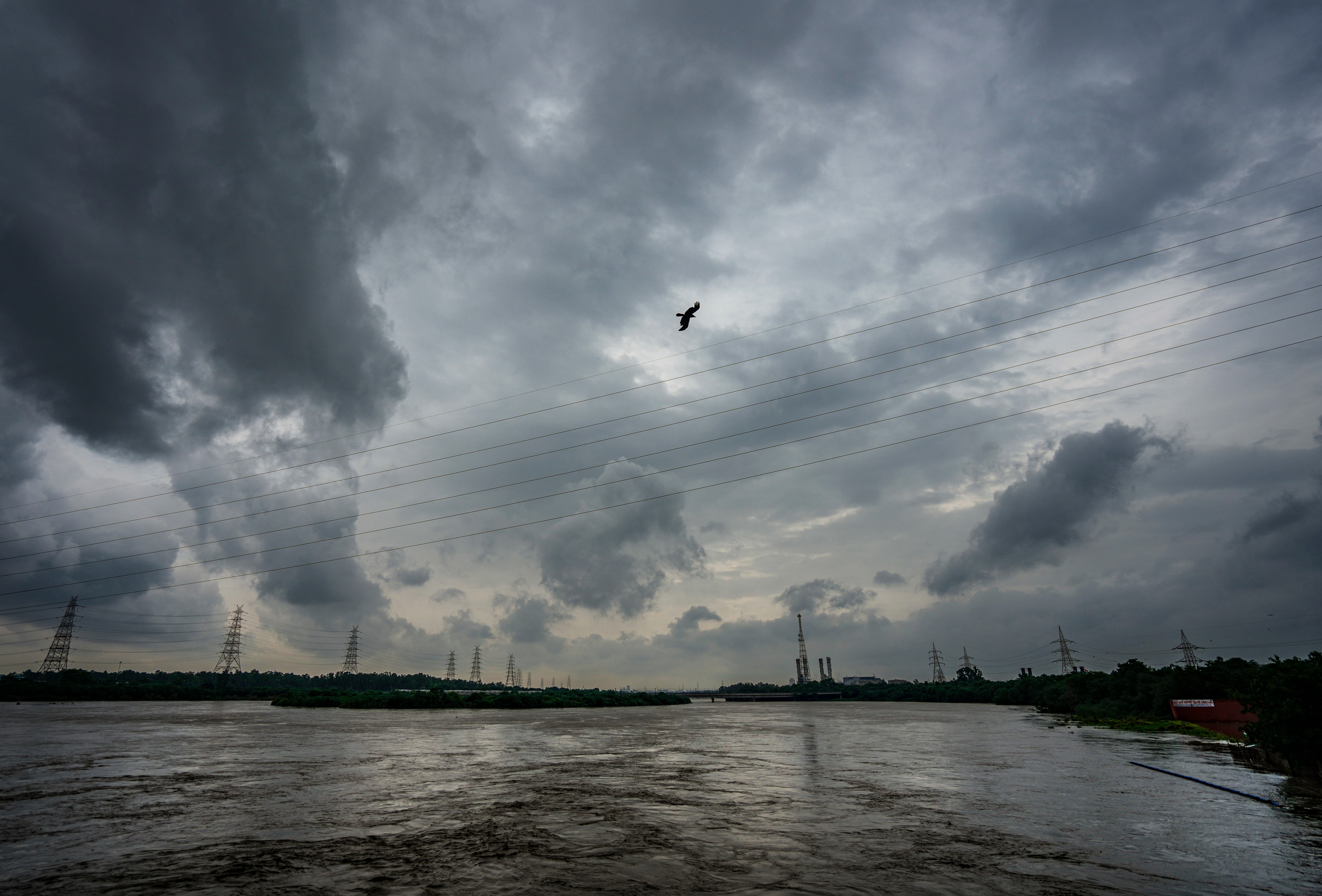 ভ্যাপসা গরমে নাজেহাল