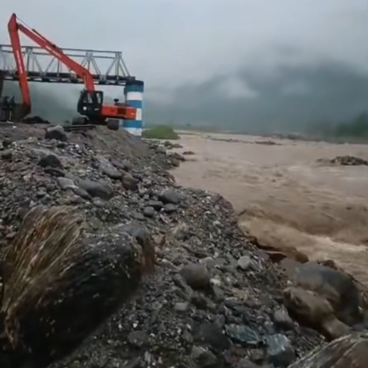 বৃষ্টিতে বিপর্যস্ত উত্তরবঙ্গ