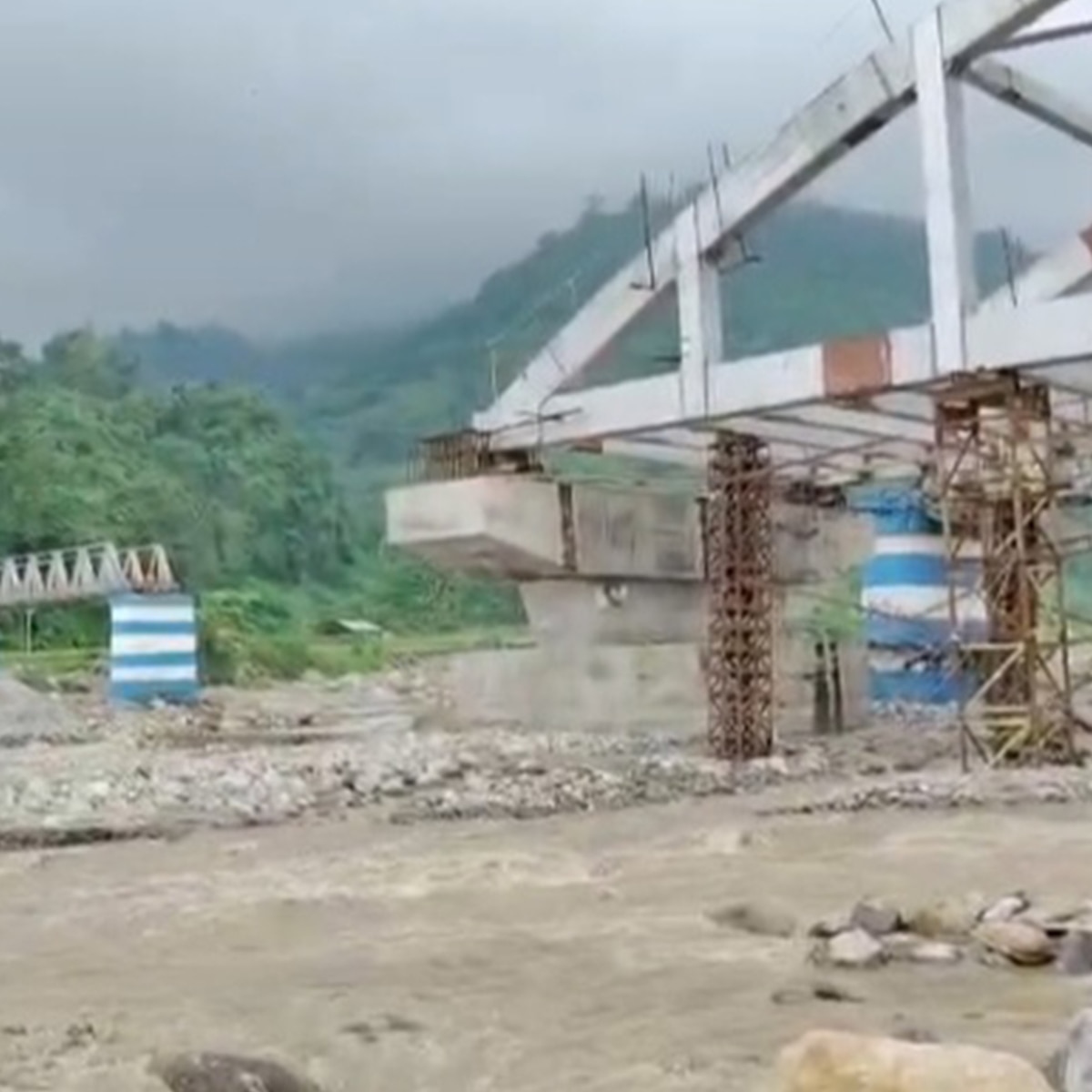 বৃষ্টিতে বিপর্যস্ত উত্তরবঙ্গ