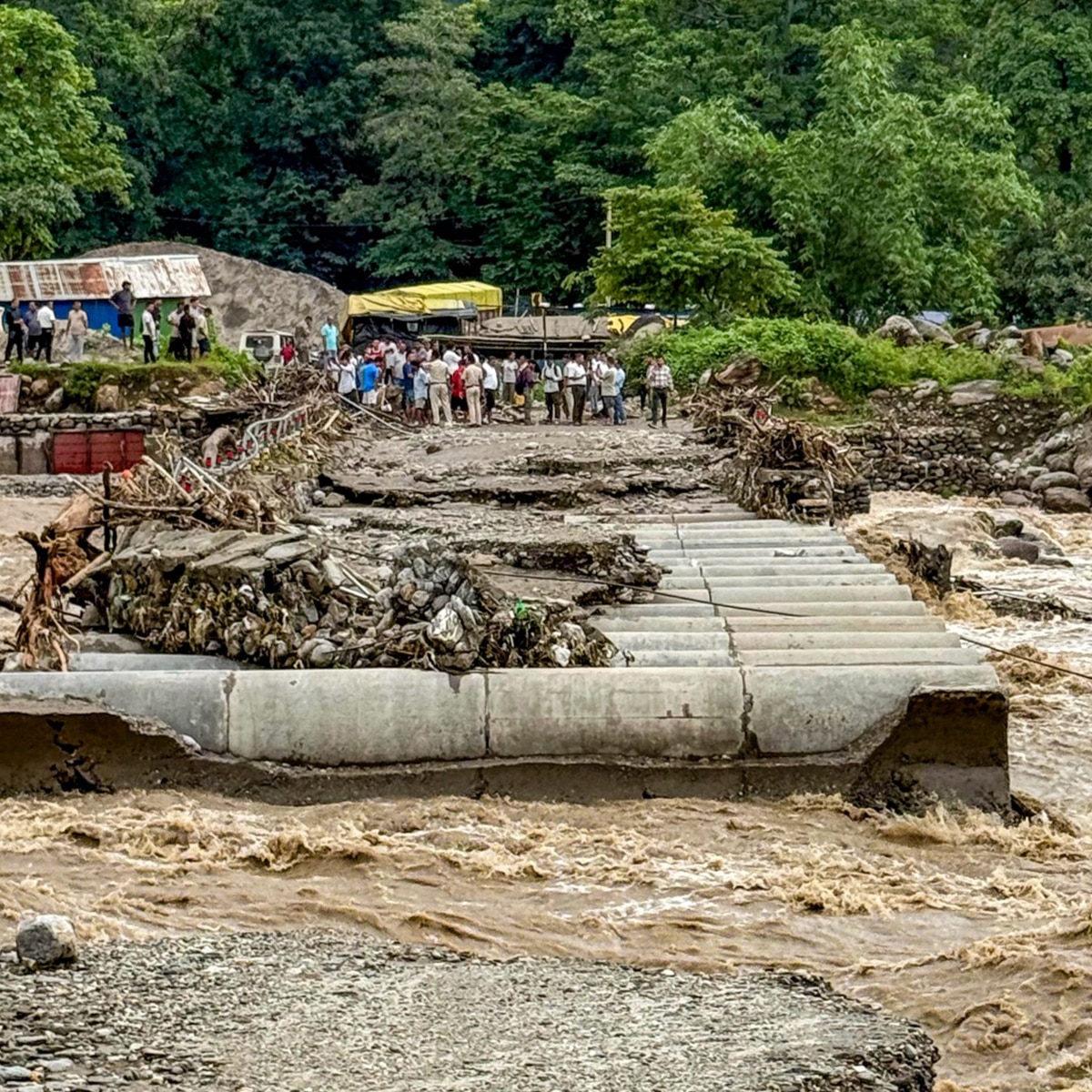 বৃষ্টিতে বিপর্যস্ত উত্তরবঙ্গ