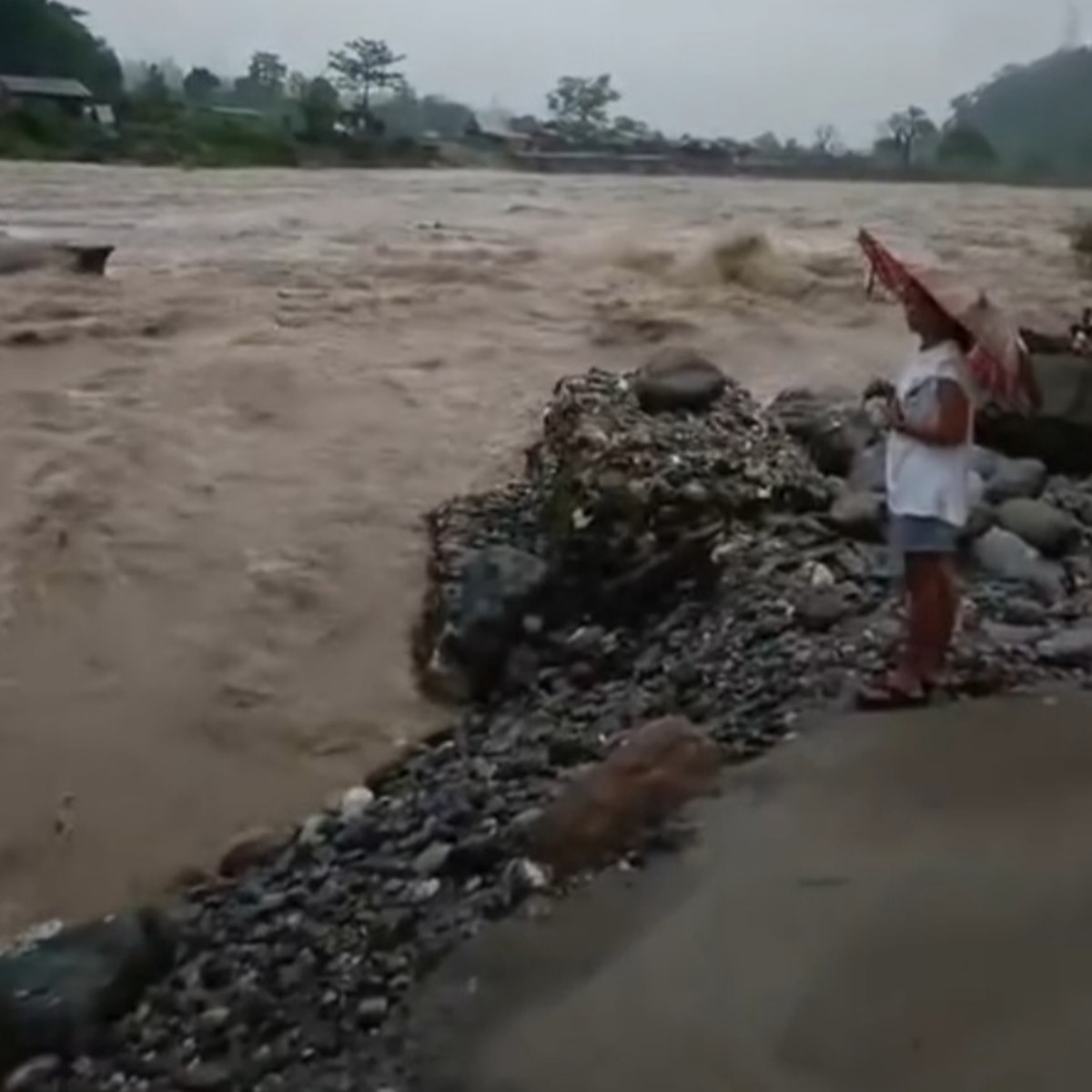 বৃষ্টিতে বিপর্যস্ত উত্তরবঙ্গ