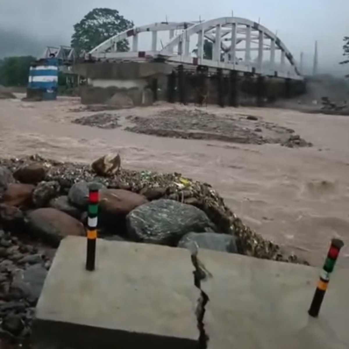 বৃষ্টিতে বিপর্যস্ত উত্তরবঙ্গ