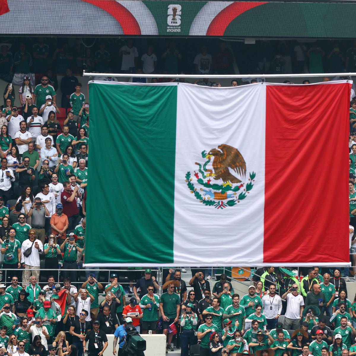 এই ২১-সেকেন্ডের ভিডিওটি শুধু কয়েকজন দর্শকের নাচ-গানের দৃশ্য নয়। এটি সেই ফুটবল সংস্কৃতির এক ঝলক, যা প্রজন্ম ধরে লক্ষ লক্ষ মানুষকে একতাবদ্ধ করেছে। সবুজ জার্সি, উড়ন্ত পতাকা, লাফানো পা এবং আবেগপূর্ণ কন্ঠস্বর প্রমাণ করে যে ফুটবলের আসল জাদু শুধু মাঠেই নয়, গ্যাল