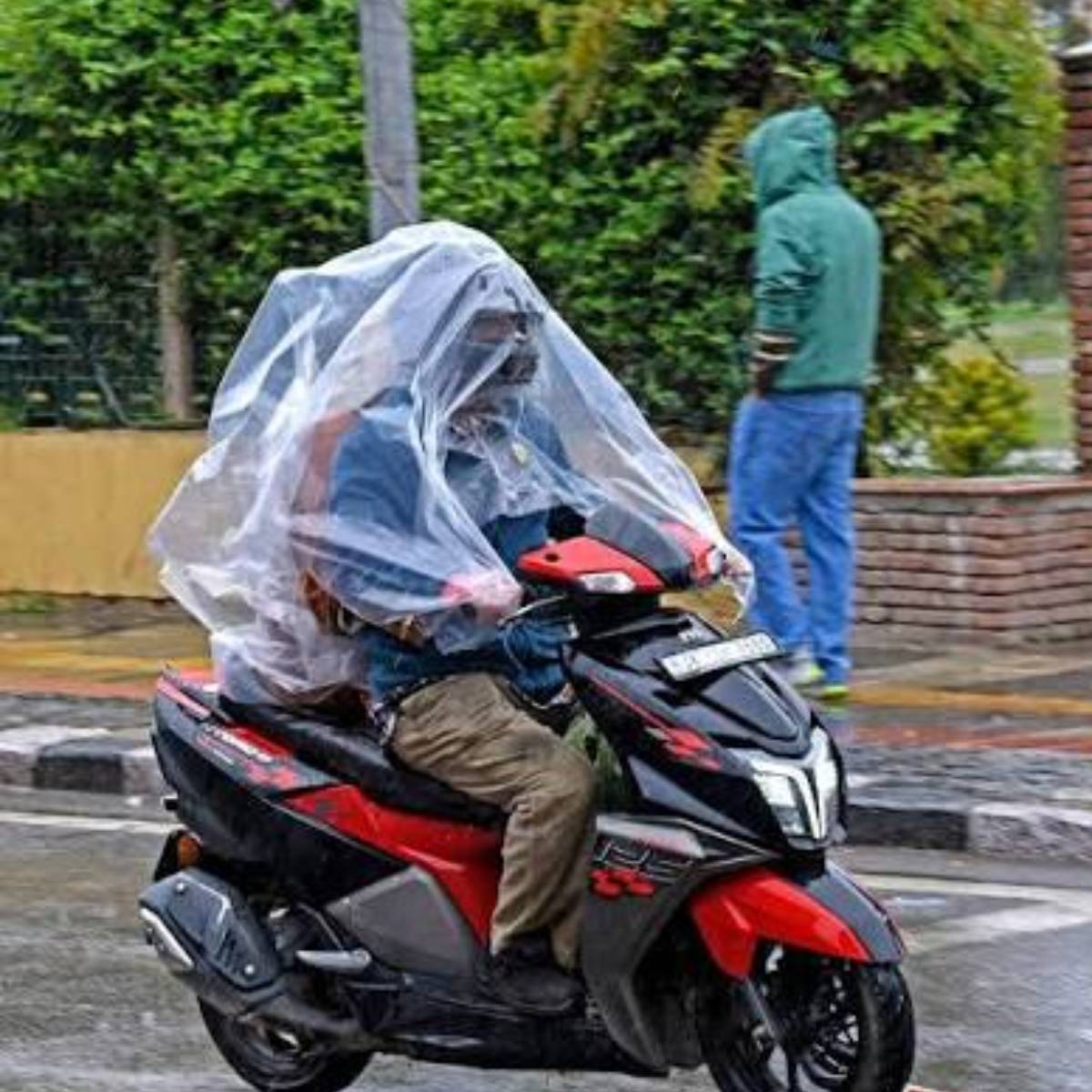 ধীরে গাড়ি চালান এবং হঠাৎ করে ব্রেক কষা এড়িয়ে চলুন। জল জমে থাকা রাস্তা এড়ানোর চেষ্টা করুন এবং পিচ্ছিল রাস্তায় অতিরিক্ত সতর্কতার সঙ্গে স্কুটার চালান। এই সহজ টিপসগুলি মেনে চললে বর্ষাকালেও আপনার ইলেকট্রিক স্কুটারকে নিরাপদ ও ভাল অবস্থায় রাখা সম্ভব হবে এব ধীরে গাড়ি চালান এবং হঠাৎ করে ব্রেক কষা এড়িয়ে চলুন। জল জমে থাকা রাস্তা এড়ানোর চেষ্টা করুন এবং পিচ্ছিল রাস্তায় অতিরিক্ত সতর্কতার সঙ্গে স্কুটার চালান। এই সহজ টিপসগুলি মেনে চললে বর্ষাকালেও আপনার ইলেকট্রিক স্কুটারকে নিরাপদ ও ভাল অবস্থায় রাখা সম্ভব হবে এব