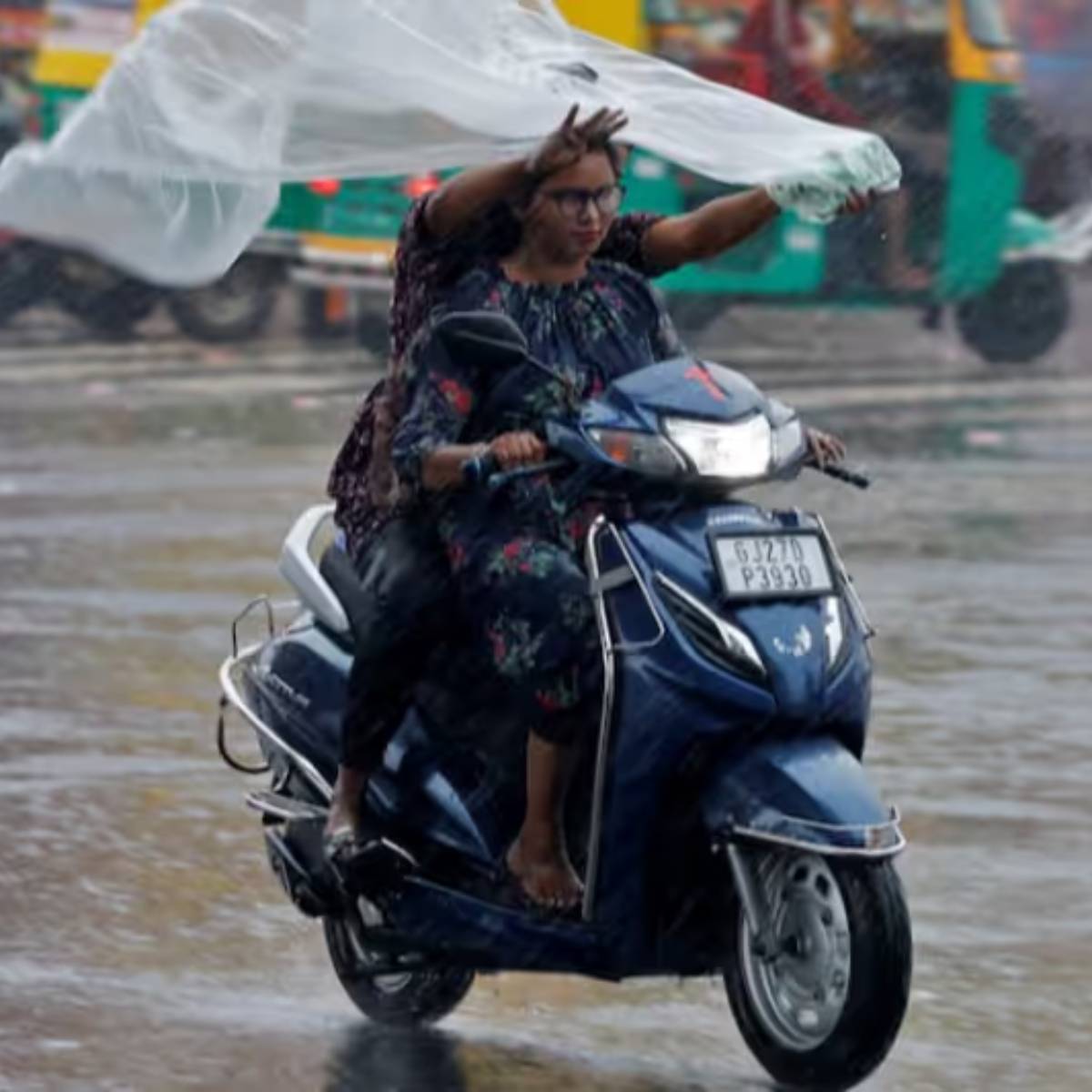 জলের সঙ্গে বিদ্যুতের সম্পর্ক দারুণ। তাই এই বৃষ্টির মধ্যে ইলেক্ট্রিক স্কুটার ব্যবহার করতে গেলে সমস্যার মুখে পড়তেই হয়। আজ আমরা আপনাদের বেশ কয়েকটি উপায় বলব, যা মেনে চলতে পারলে এই বর্ষায় ভাল থাকবে আপনার স্কুটার। জলের সঙ্গে বিদ্যুতের সম্পর্ক দারুণ। তাই এই বৃষ্টির মধ্যে ইলেক্ট্রিক স্কুটার ব্যবহার করতে গেলে সমস্যার মুখে পড়তেই হয়। আজ আমরা আপনাদের বেশ কয়েকটি উপায় বলব, যা মেনে চলতে পারলে এই বর্ষায় ভাল থাকবে আপনার স্কুটার।
