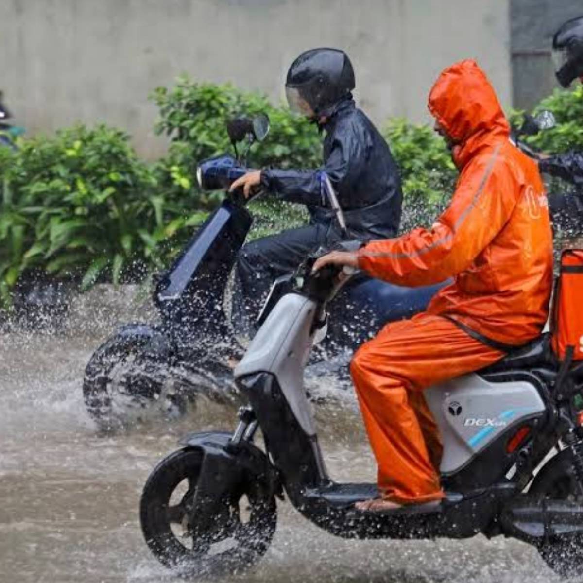 স্কুটারের ব্যাটারি এবং মোটরকে জলরোধী রাখতে উপযুক্ত কভারিং ও সিলিং ব্যবহার করুন। ব্যাটারি কম্পার্টমেন্ট নিয়মিত পরীক্ষা করে নিশ্চিত করুন যে সেটি সম্পূর্ণভাবে জল-নিরাপদ (ওয়াটারপ্রুফ) রয়েছে এবং কোথাও দিয়ে জল ঢোকার সম্ভাবনা নেই। স্কুটারের ব্যাটারি এবং মোটরকে জলরোধী রাখতে উপযুক্ত কভারিং ও সিলিং ব্যবহার করুন। ব্যাটারি কম্পার্টমেন্ট নিয়মিত পরীক্ষা করে নিশ্চিত করুন যে সেটি সম্পূর্ণভাবে জল-নিরাপদ (ওয়াটারপ্রুফ) রয়েছে এবং কোথাও দিয়ে জল ঢোকার সম্ভাবনা নেই।
