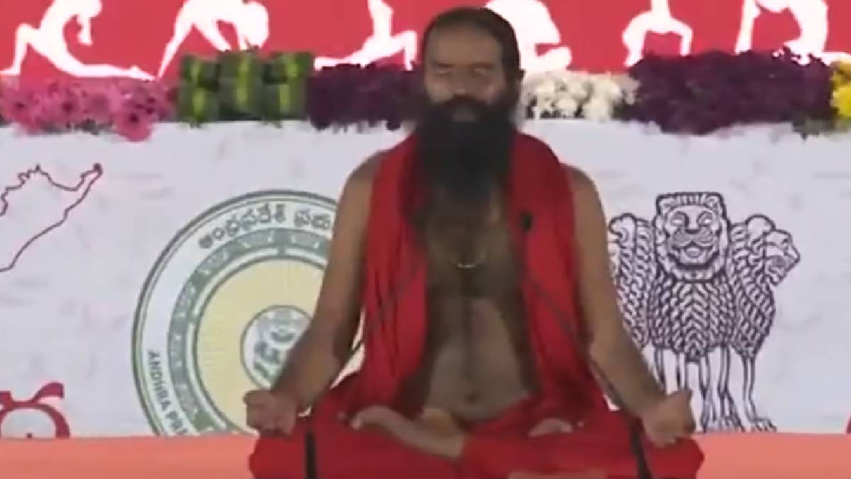 যোগাভ্যাস করেন যোগ গুরু বাবা রামদেব যোগাভ্যাস করেন যোগ গুরু বাবা রামদেব