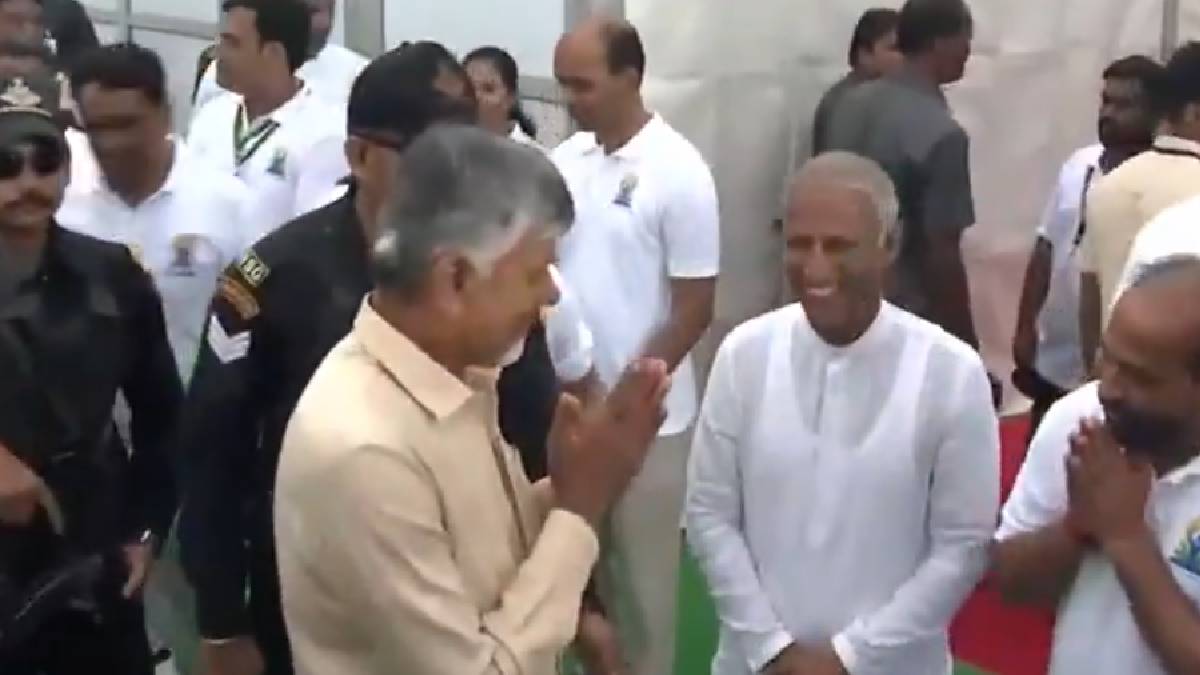 এন. চন্দ্রবাবু নাইডু যোগ গুরু বাবা রামদেব-এর নেতৃত্বে আয়োজিত আন্তর্জাতিক যোগ দিবসের অনুষ্ঠানে যোগ দিতে লাব্বিপেটের ইন্দিরা গান্ধী স্টেডিয়ামে পৌঁছান এন. চন্দ্রবাবু নাইডু যোগ গুরু বাবা রামদেব-এর নেতৃত্বে আয়োজিত আন্তর্জাতিক যোগ দিবসের অনুষ্ঠানে যোগ দিতে লাব্বিপেটের ইন্দিরা গান্ধী স্টেডিয়ামে পৌঁছান